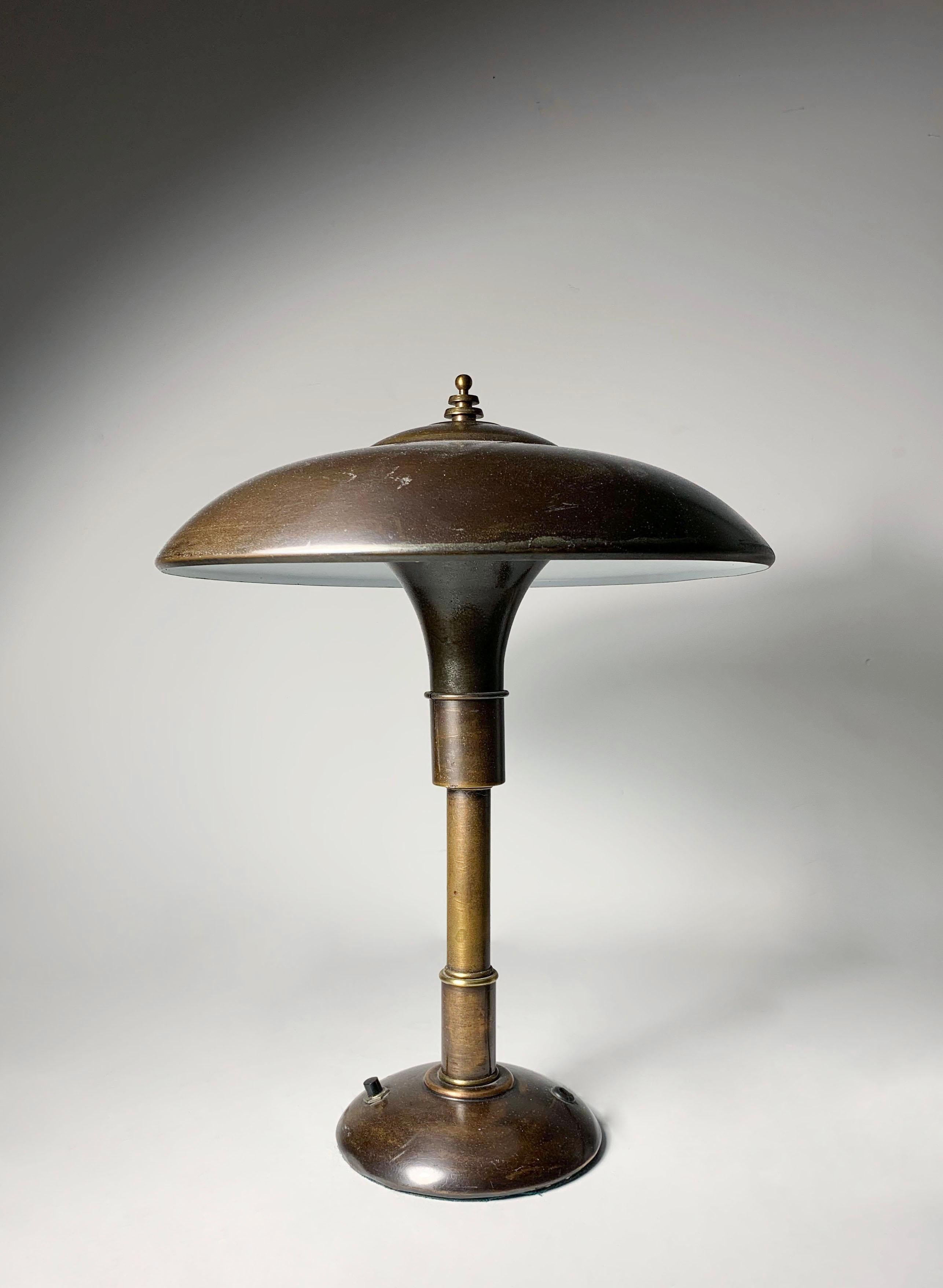 Art Deco Faries „Guardsman“ Tischlampe in „Normandy Bronze“-Finish, Art déco

Nach dem Vorbild von Russel Wright und Walter Von Nessen