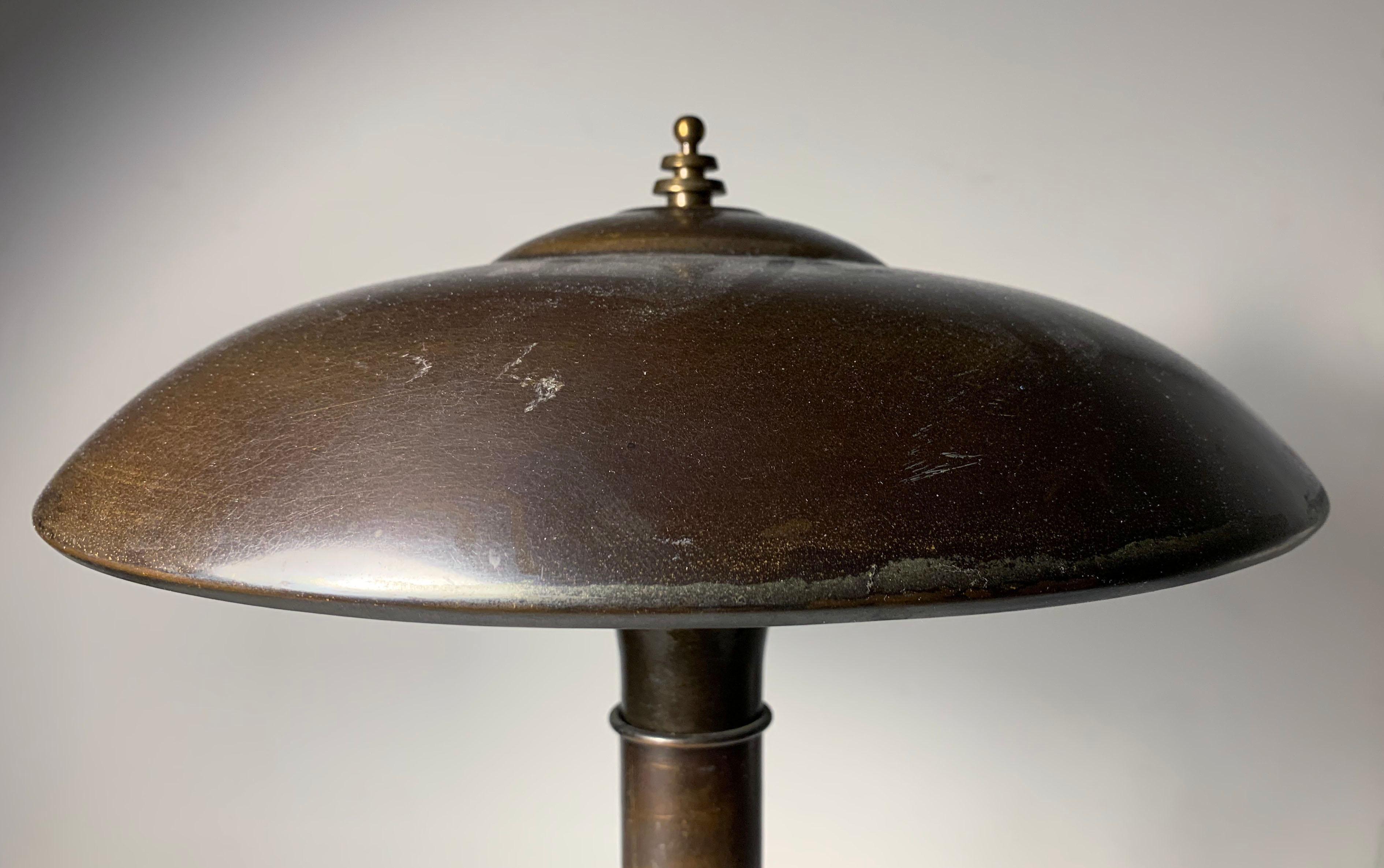 Art déco Lampe de table « Guardsman » Faries en finition bronze norvégien en vente