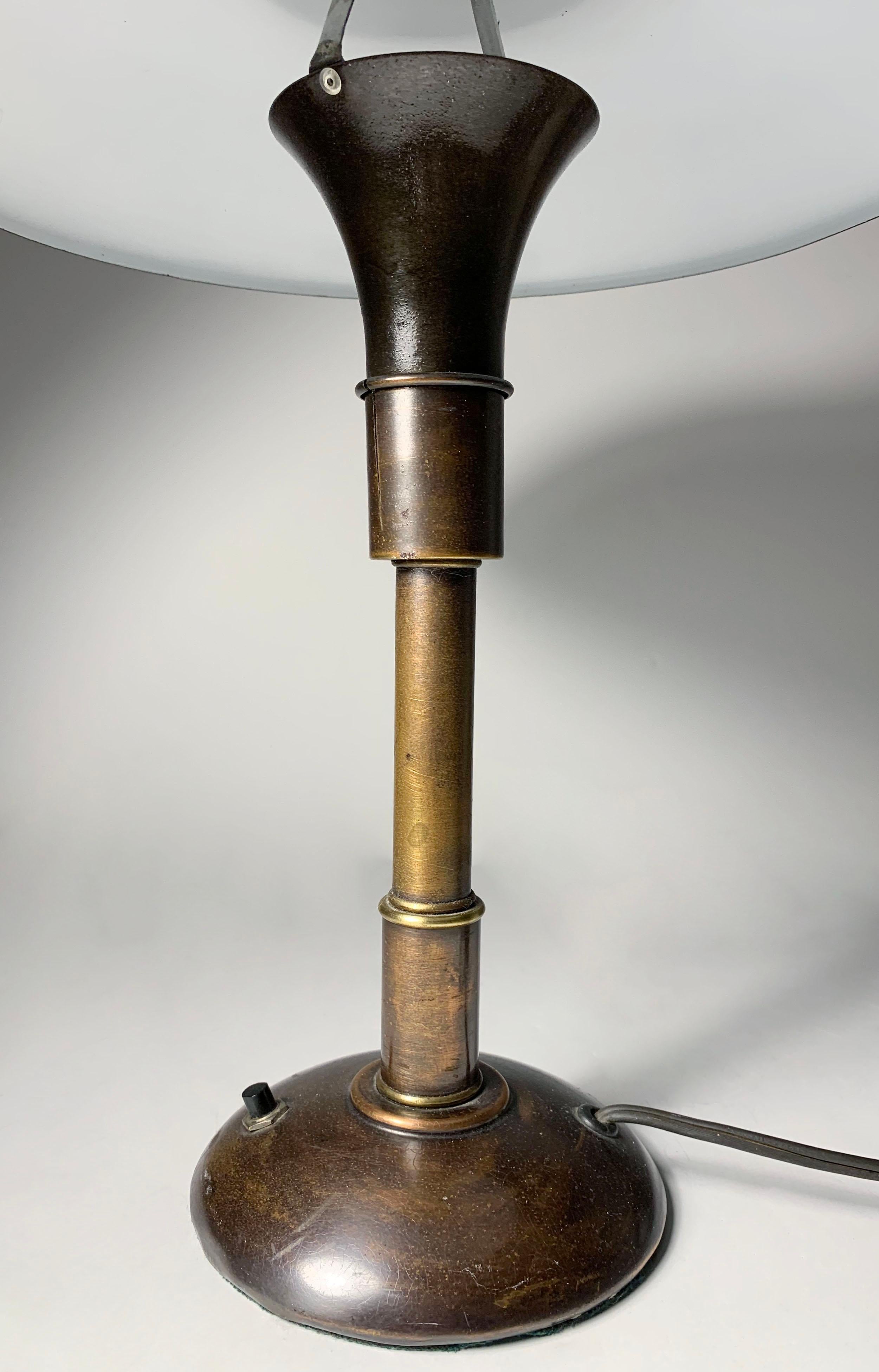 Métal Lampe de table « Guardsman » Faries en finition bronze norvégien en vente