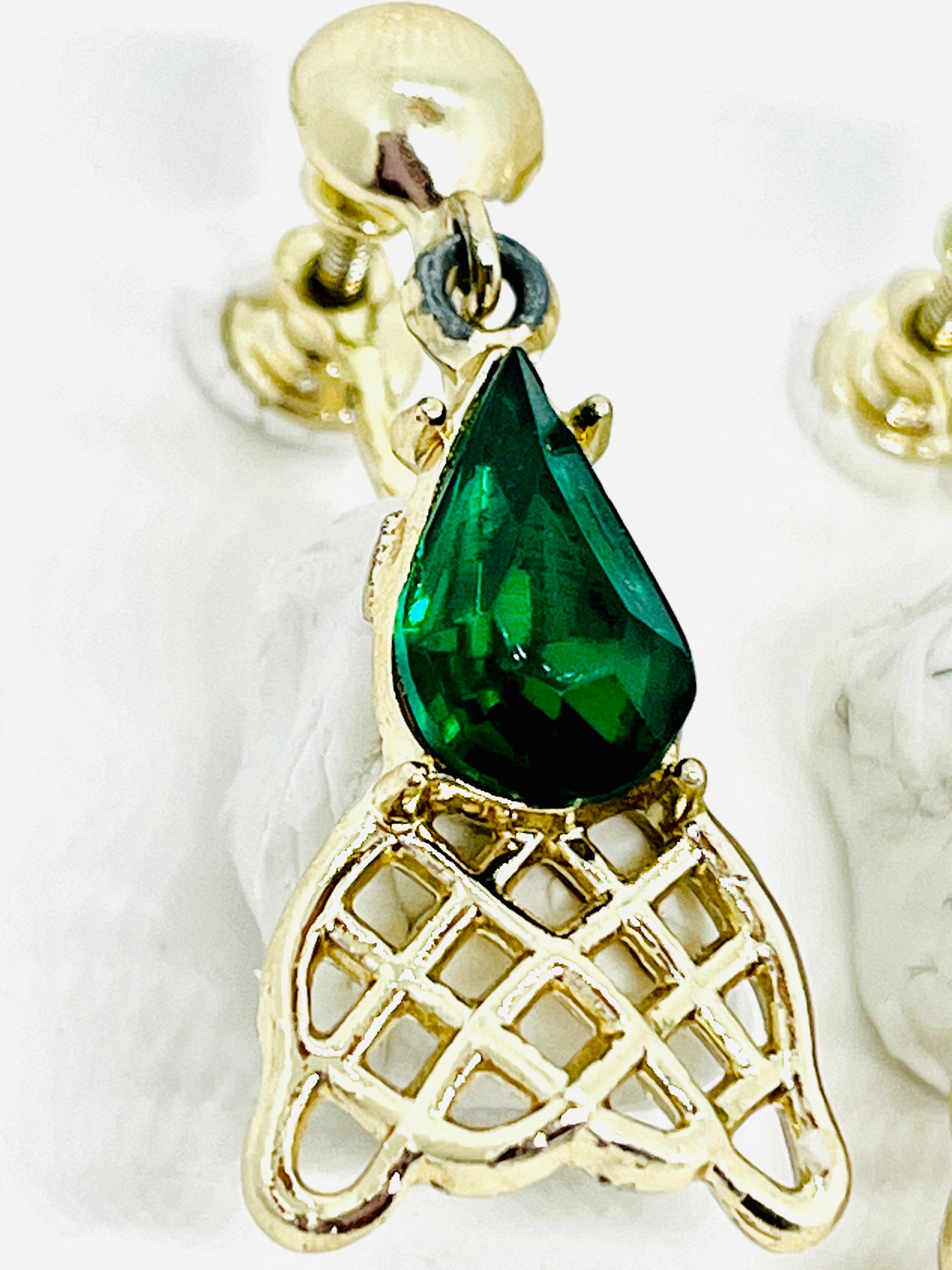 Taglio a goccia Orecchini a goccia finto verde smeraldo, geometrici, con chiusura a vite, Art Deco in vendita
