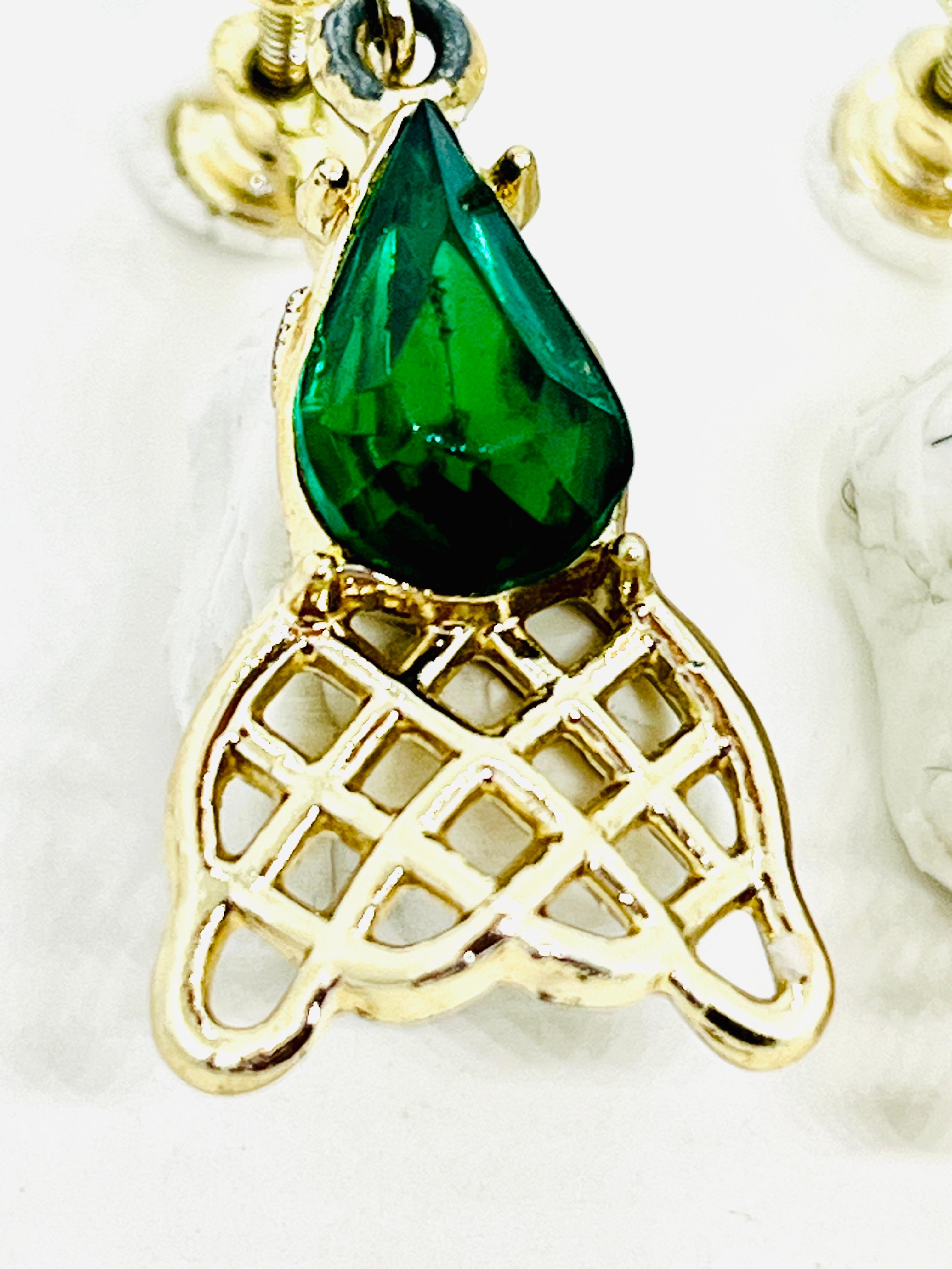 Orecchini a goccia finto verde smeraldo, geometrici, con chiusura a vite, Art Deco In condizioni discrete in vendita a Lynnwood, WA