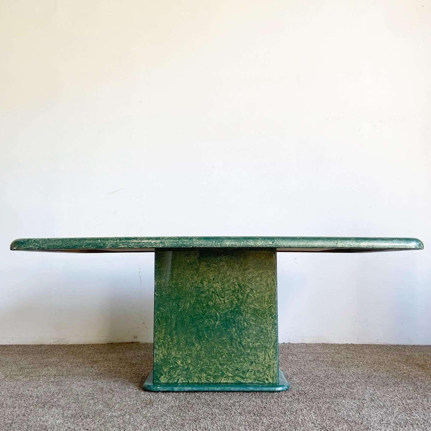 Merveilleuse table de salle à manger rectangulaire art déco vintage. Les surfaces de la table et de la base du piédestal sont recouvertes d'une finition époxy en faux marbre vert. 