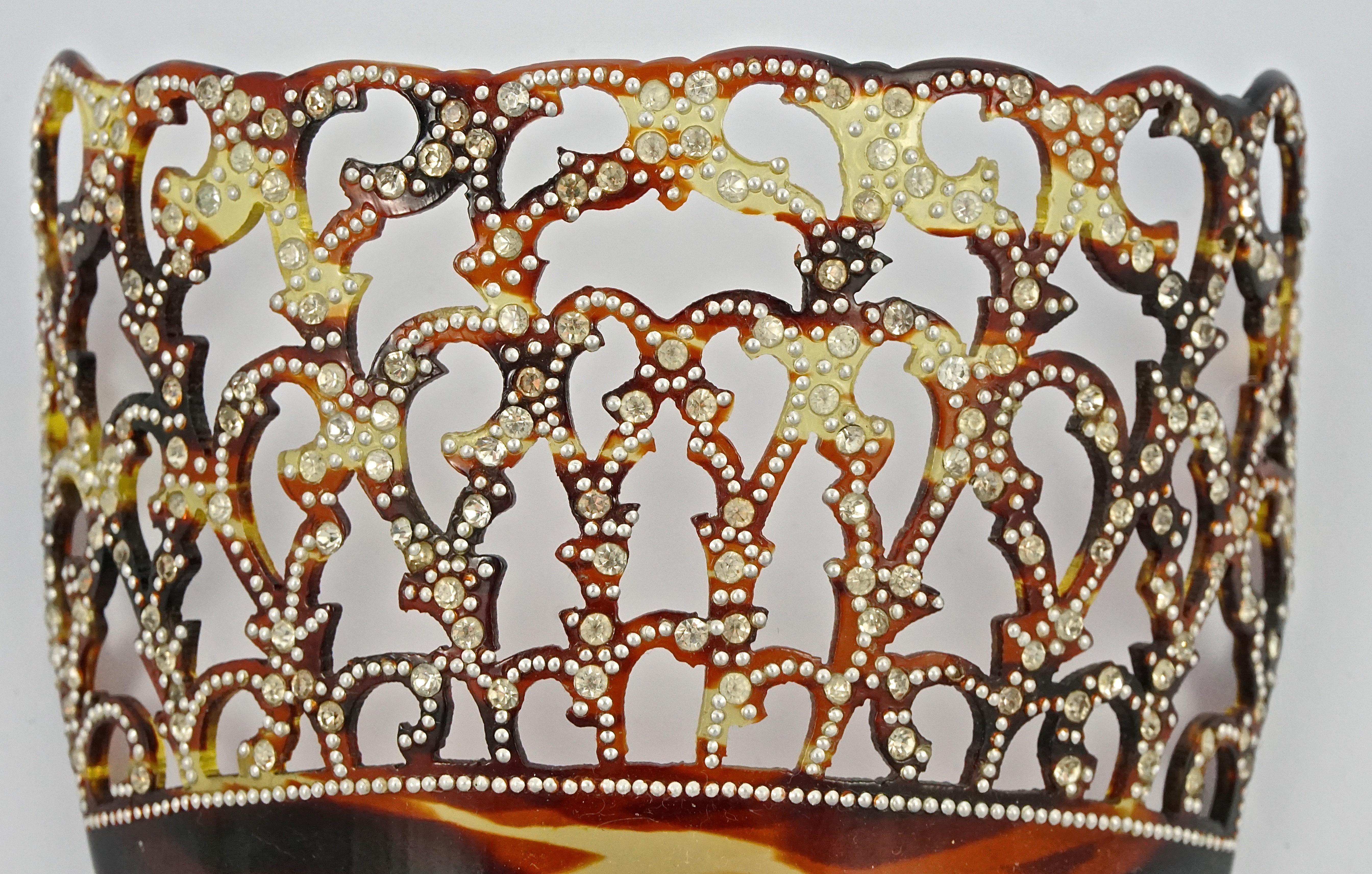 
Lovely faux tortoiseshell seven prong mantilla hair comb, featuring clear faceted rhinestones and metal dot decoration. Measuring length 10.3cm / 4 inches by width 9.8cm / 3.85 inches. The hair comb is in very good condition.

This is a beautiful
