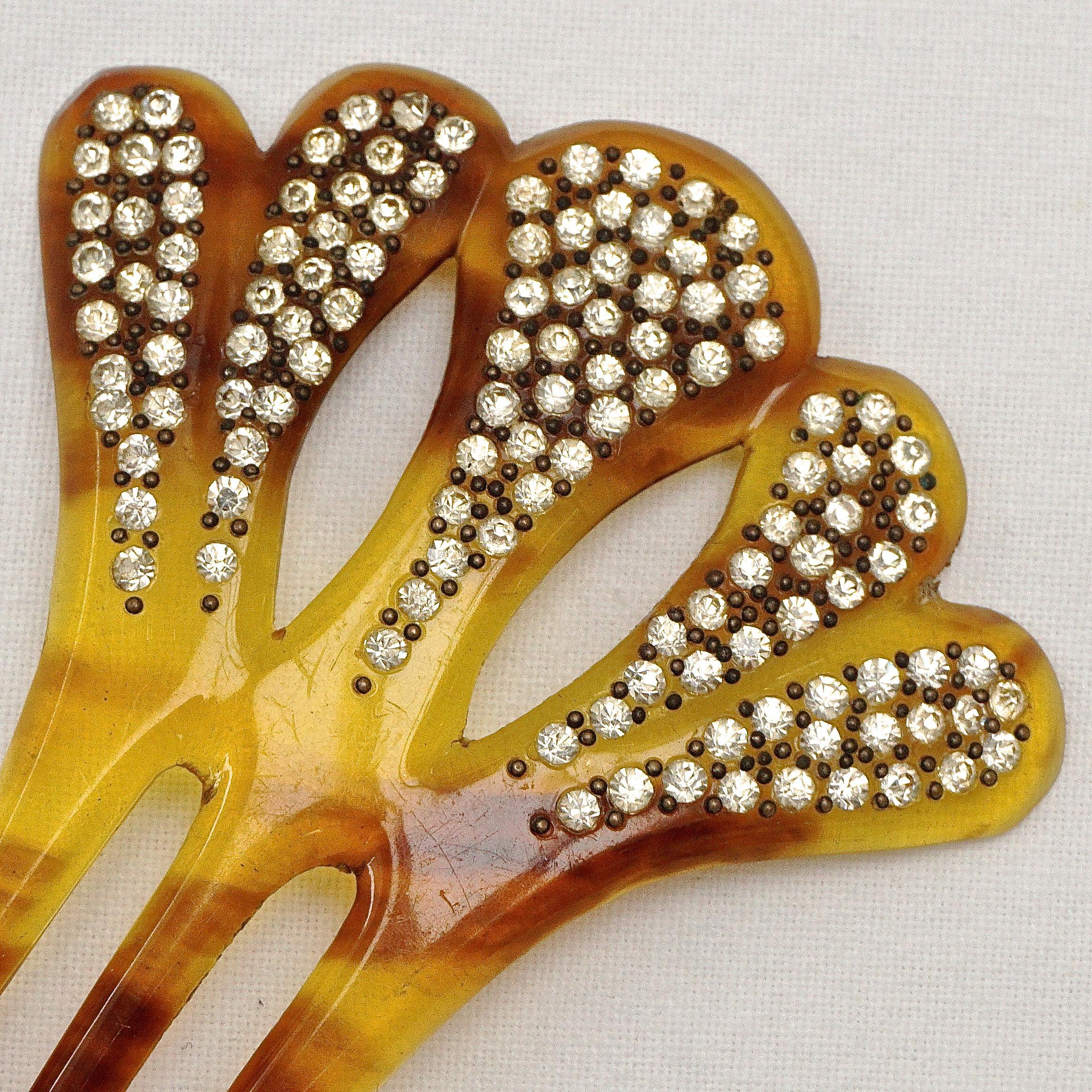 Lovely Art Deco faux tortoiseshell three prong hair comb, featuring clear faceted sparkling rhinestones surrounded by metal dot decoration. Measuring length 8cm / 3.1 inches by width 5.7cm / 2.24 inches. The hair comb is in very good