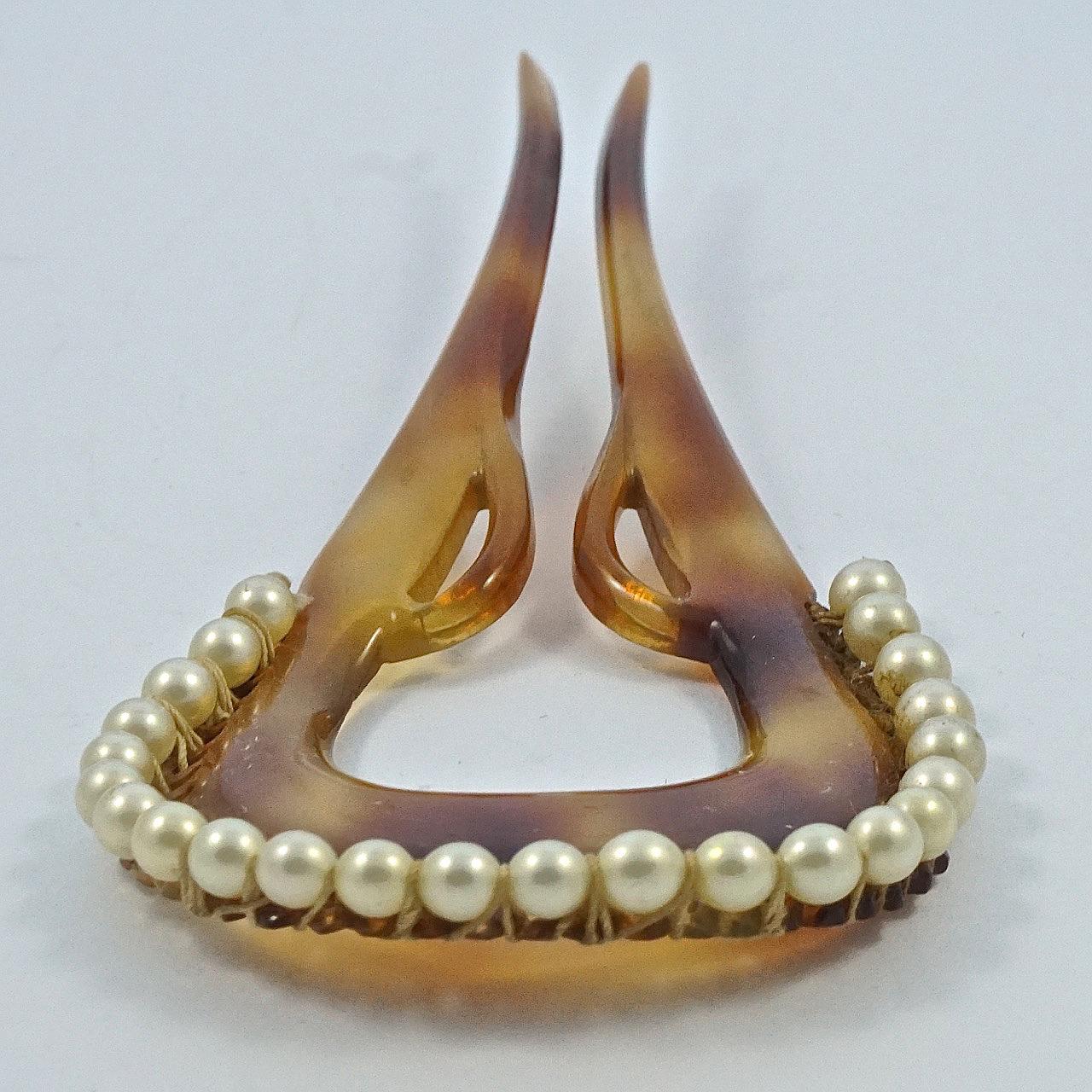 Wonderful Art Deco faux tortoiseshell two prong hair comb with faux pearl decoration. Measuring length 9.8cm / 3.85 inches by width 4.2cm / 1.65 inches. The lovely pearls have an iridescent sheen, and have been hand threaded on to the comb. The hair