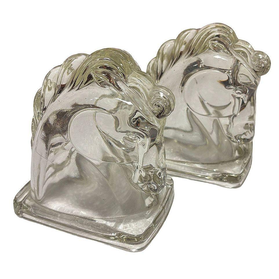 Les serre-livres à tête de cheval en verre pressé de style Art déco fédéral sont des pièces décoratives remarquables qui permettent de maintenir les livres sur une étagère. Populaires dans les années 1920 et 1930, ils présentent des sculptures