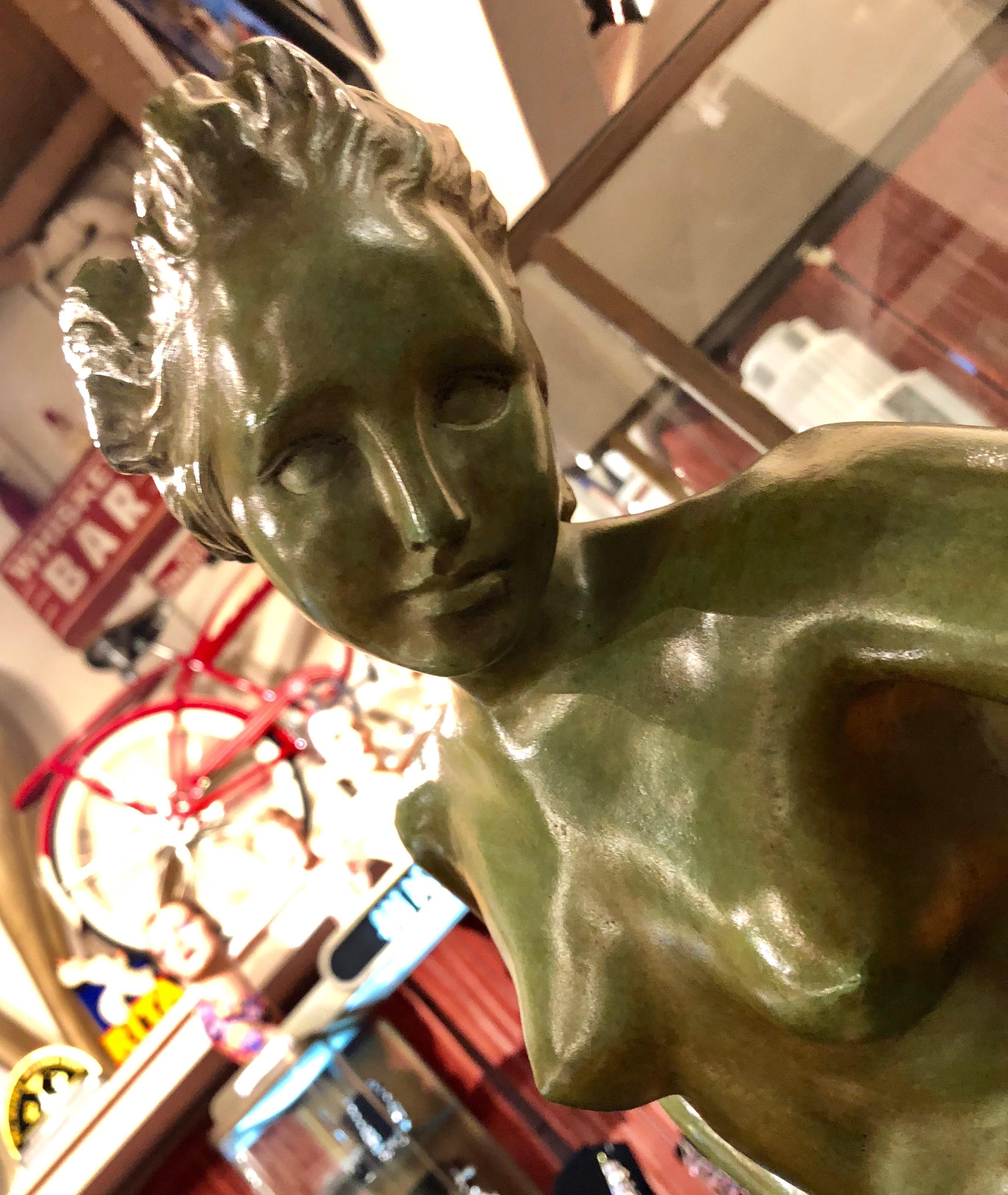 Statue féminine en bronze Art déco de Paul Bisman intitulée 