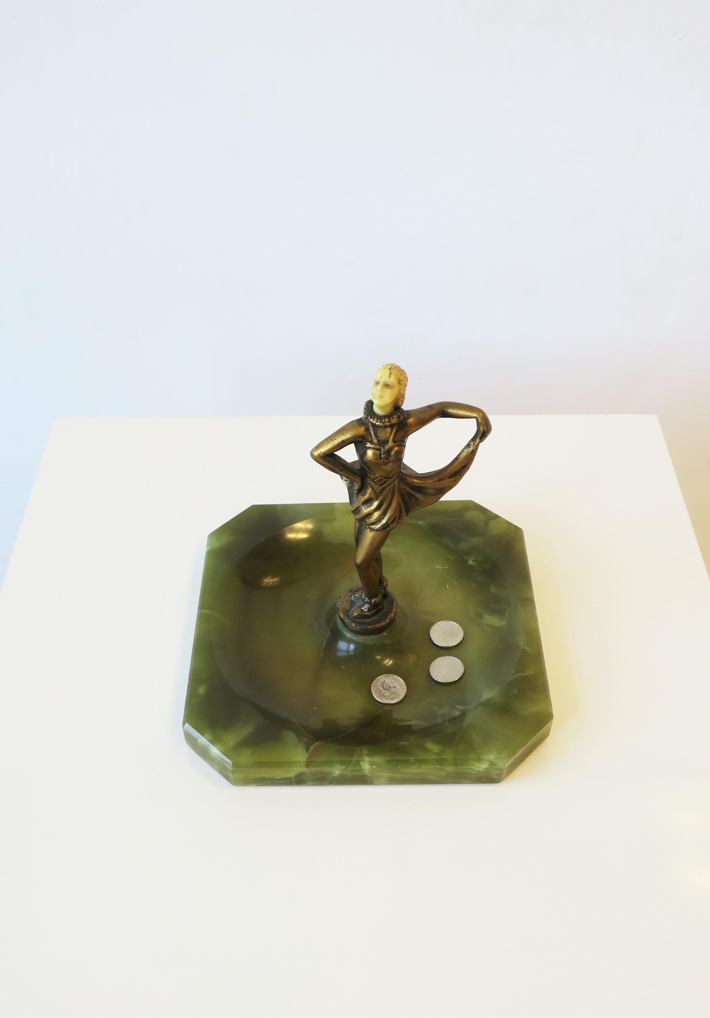 Art-Déco- Catchall aus Onyx-Marmor mit weiblicher Skulptur  (Europäisch) im Angebot