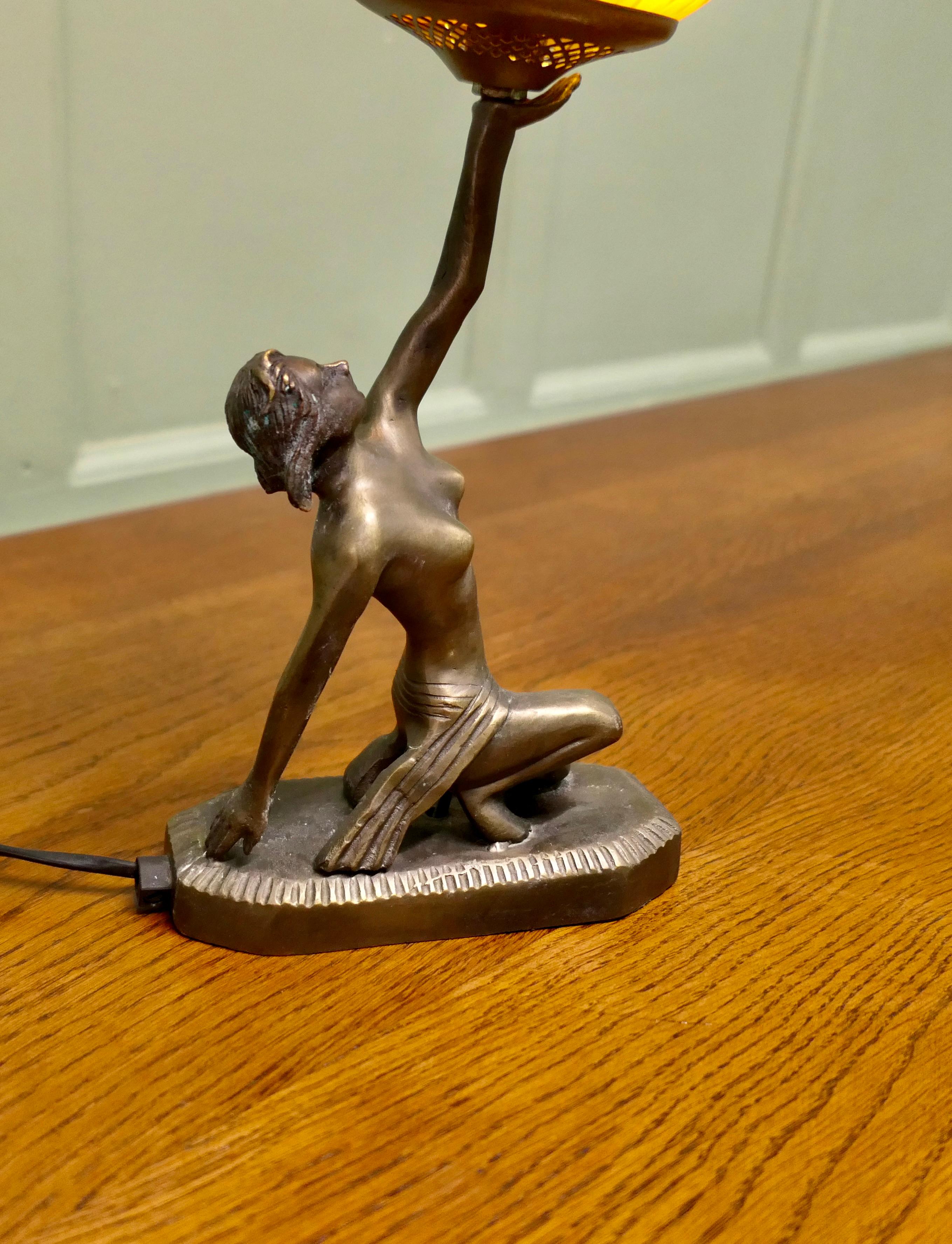 Art déco Lampe Globe Art Déco - Sculpture féminine en bronze en vente