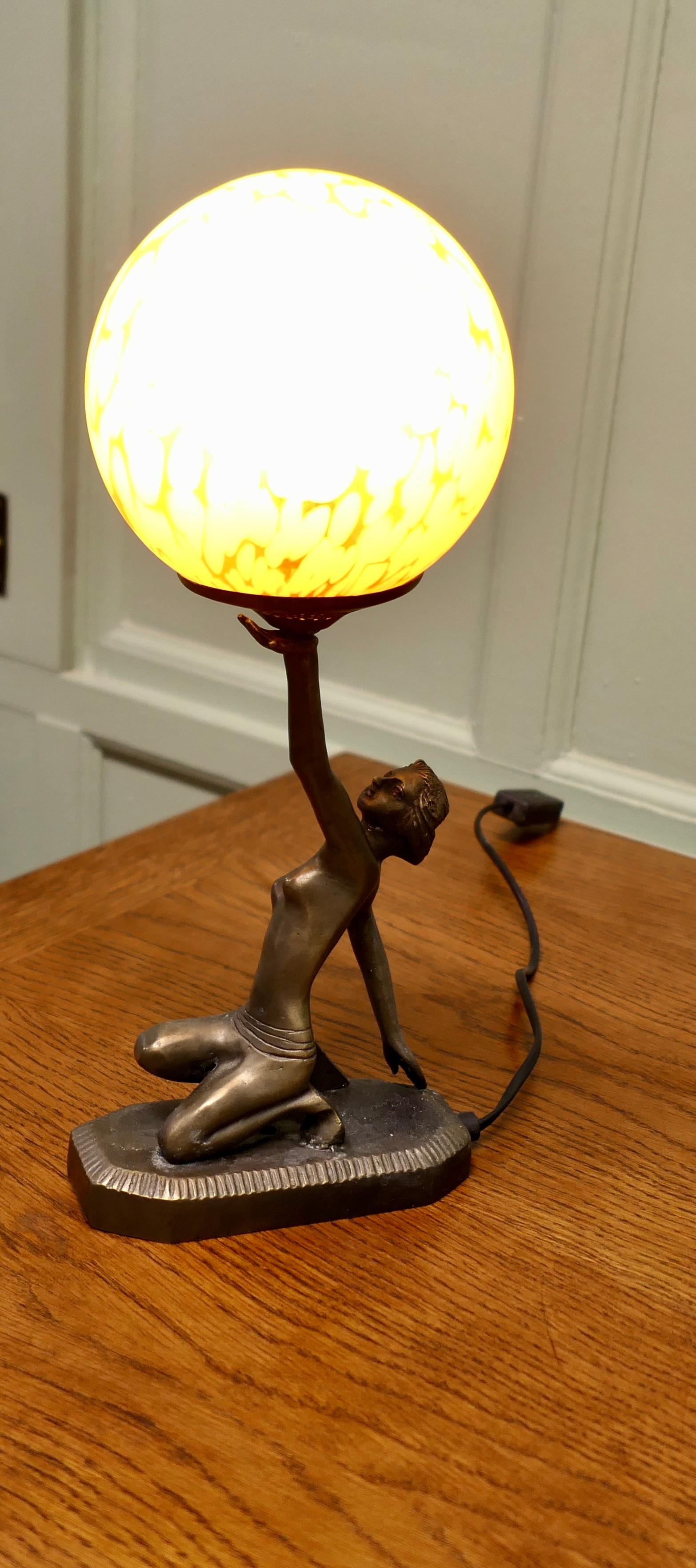 Lampe Globe Art Déco - Sculpture féminine en bronze Bon état - En vente à Godshill, Isle of Wight