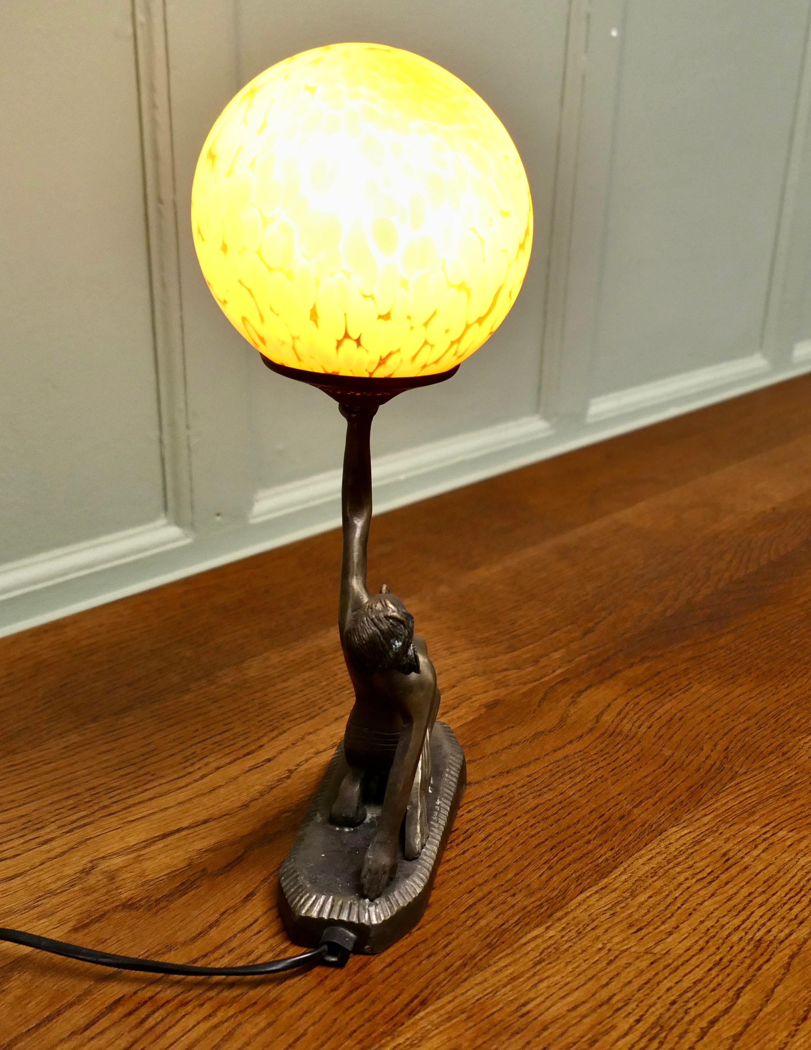 Milieu du XXe siècle Lampe Globe Art Déco - Sculpture féminine en bronze en vente