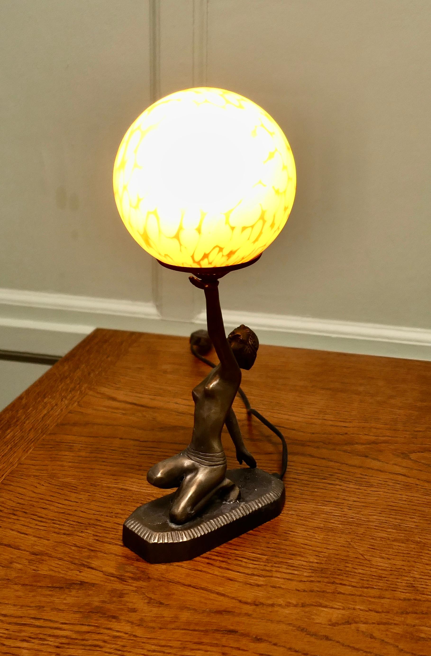 Bronze Lampe Globe Art Déco - Sculpture féminine en bronze en vente