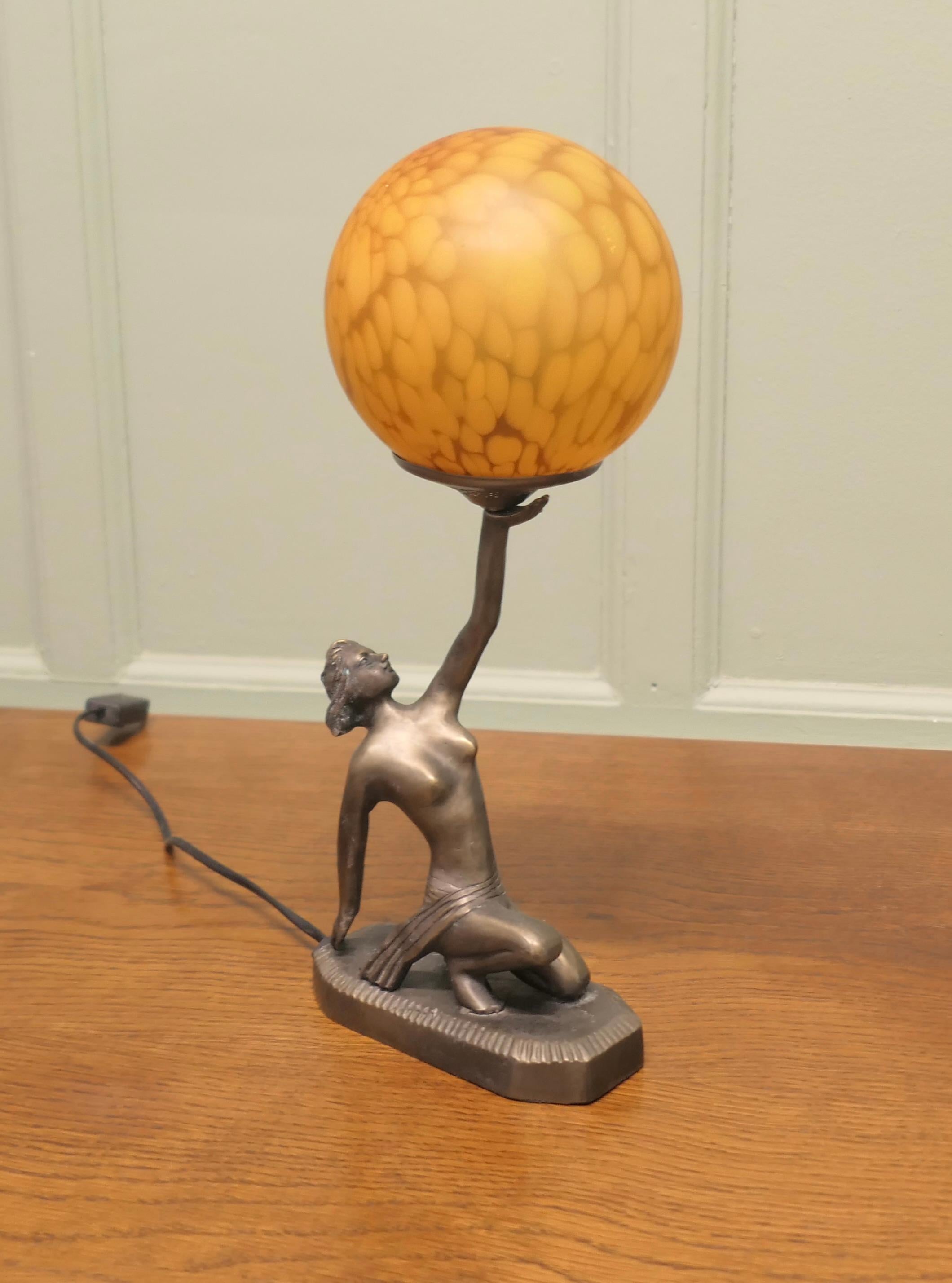 Lampe Globe Art Déco - Sculpture féminine en bronze en vente 1