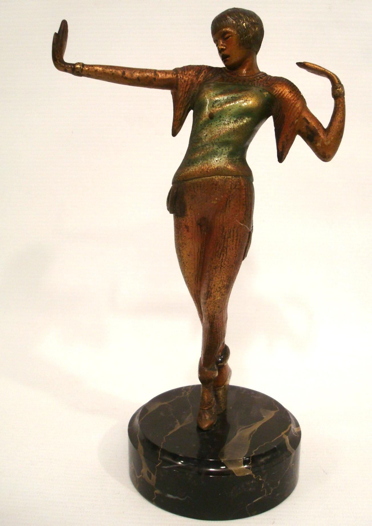 Scultura di ballerina Art Deco - Josephine Baker - 1920.
Bronzo policromato montato su una base in portoro italiano nero e oro.


Josephine Baker (nata Freda Josephine McDonald, naturalizzata francese Joséphine Baker; 3 giugno 1906 - 12 aprile 1975)