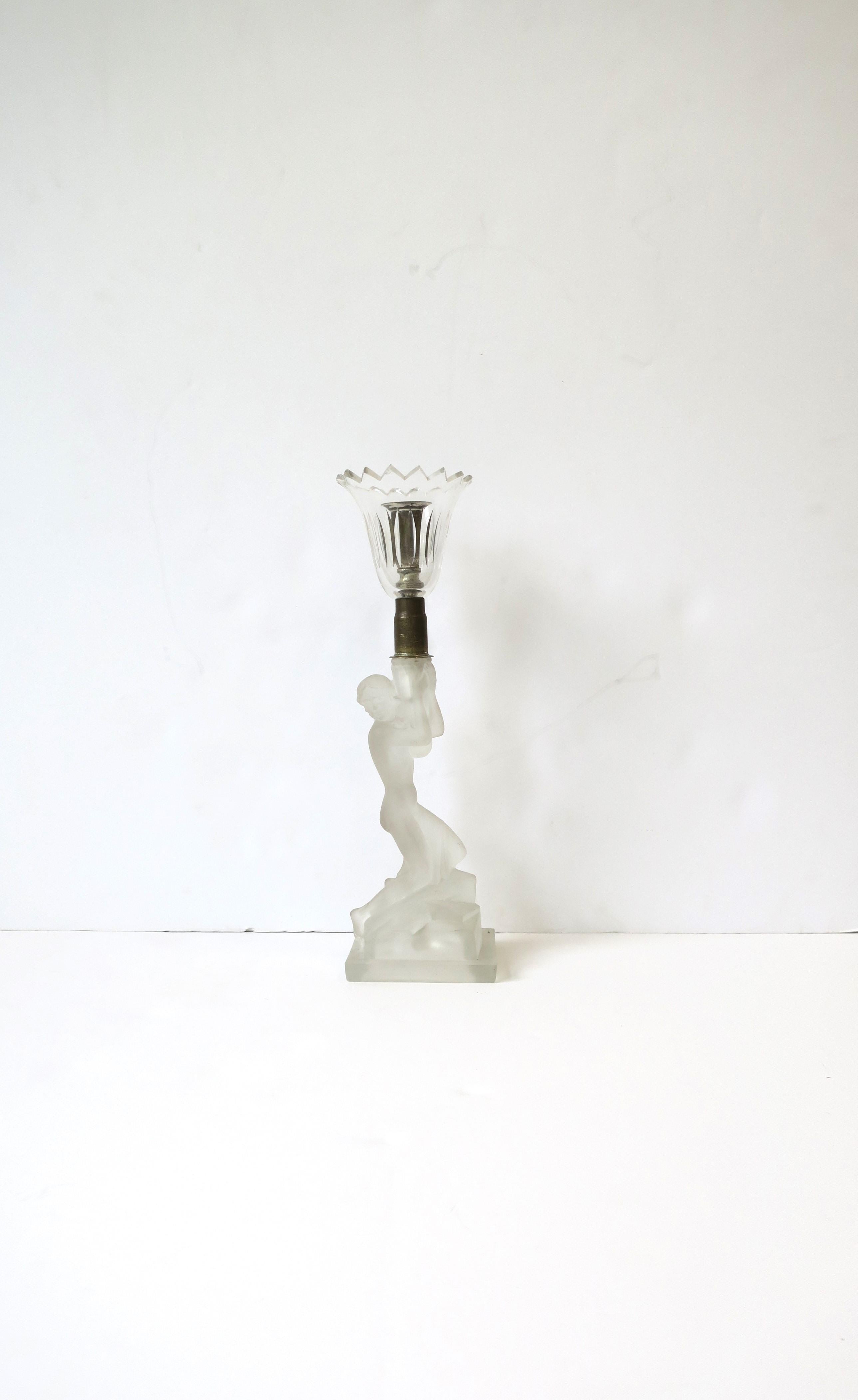 Un bellissimo portacandele figurativo femminile di epoca Art Déco attribuito alla Maison francese di cristallo Lalique, circa all'inizio del XX secolo, Europa. Un pezzo d'epoca Art Deco che raffigura una donna inginocchiata che tiene in mano delle