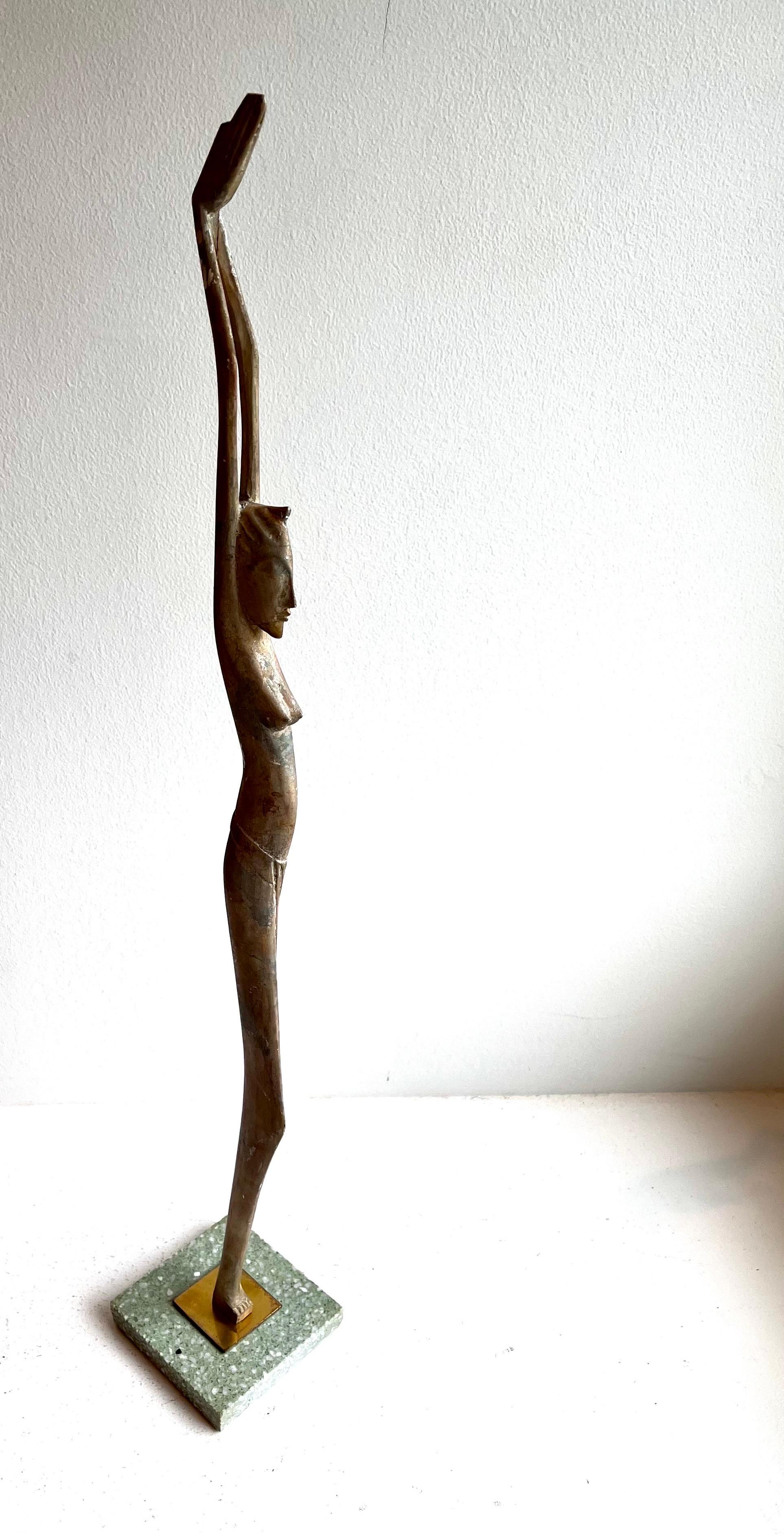 Scultura figurativa femminile Art Deco 
Base in ottone e terazzo
Artista sconosciuto

