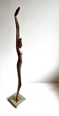 Art Deco Weibliche Figurative Skulptur auf Messing & Terazzo Sockel, Künstler Unbekannt