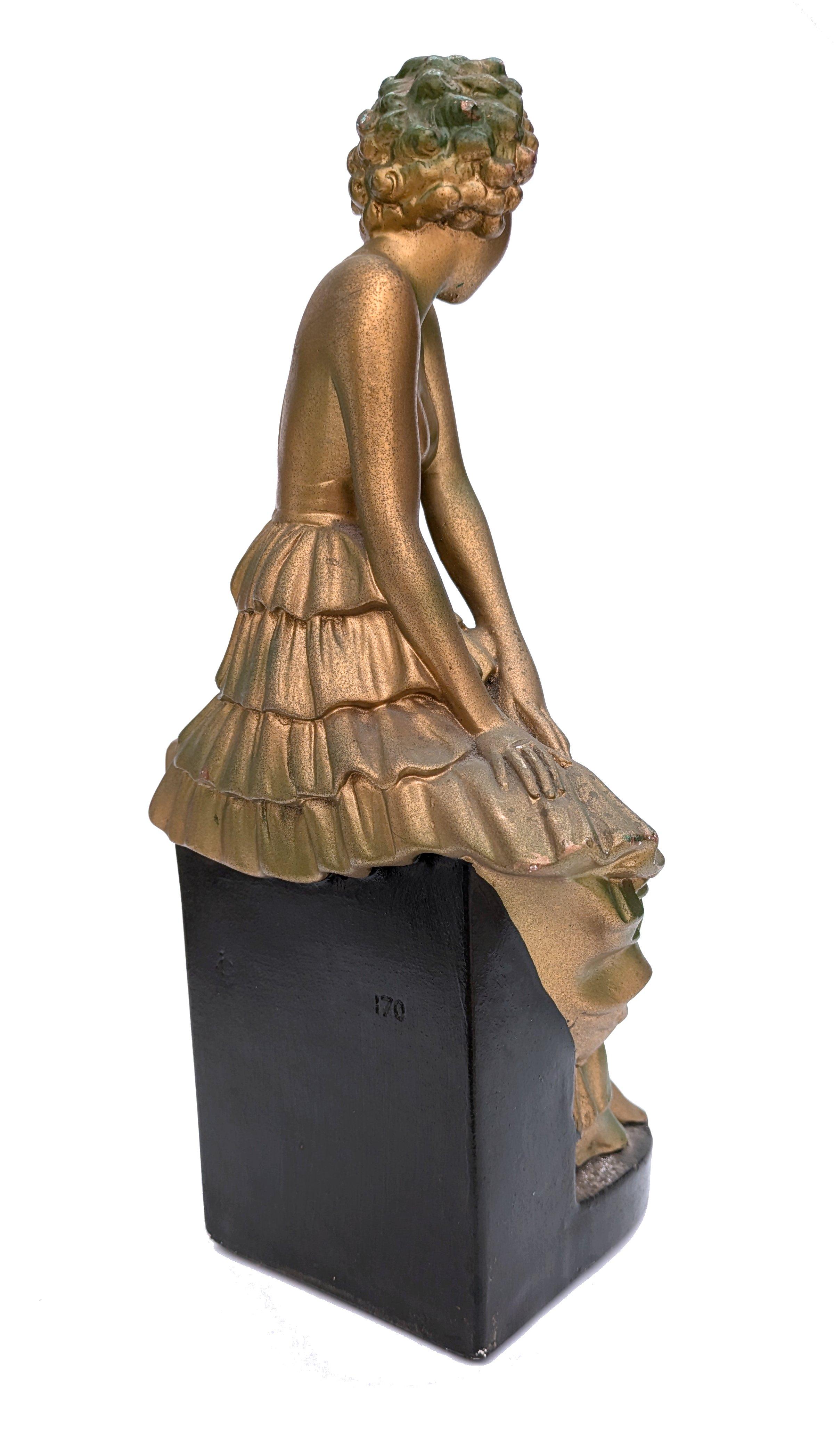 Vêtue à la mode de l'époque, cette superbe figurine féminine Art déco des années 1930 est réalisée en plâtre avec armatures. Elle est tout à fait authentique. Il ne s'agit pas d'une reproduction moderne. Une femme charmante qui fait une grande