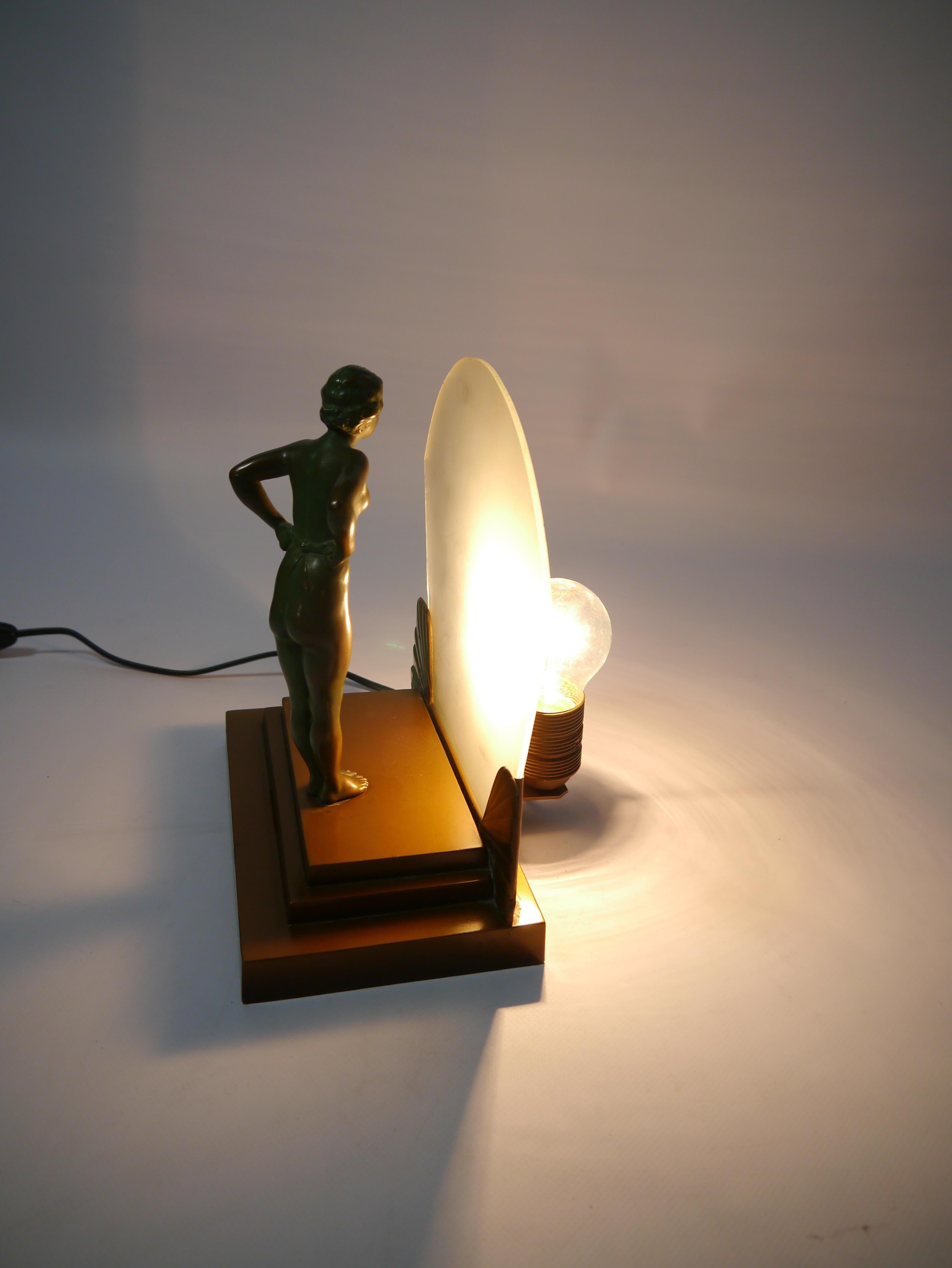Art déco-Tischlampe mit weiblicher Figur, 1930er-Jahre (Europäisch) im Angebot