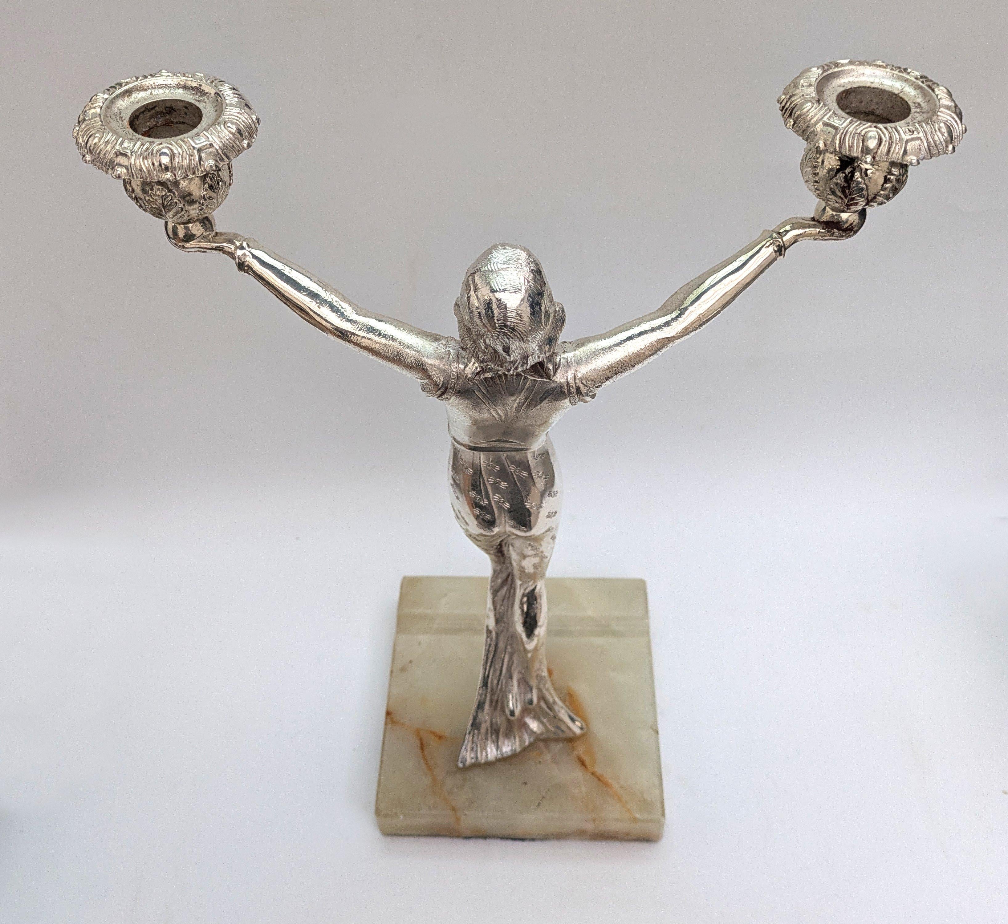 Inglese Candelabro Art Deco femminile 'Hollywood' in spelta, 1930 ca. in vendita