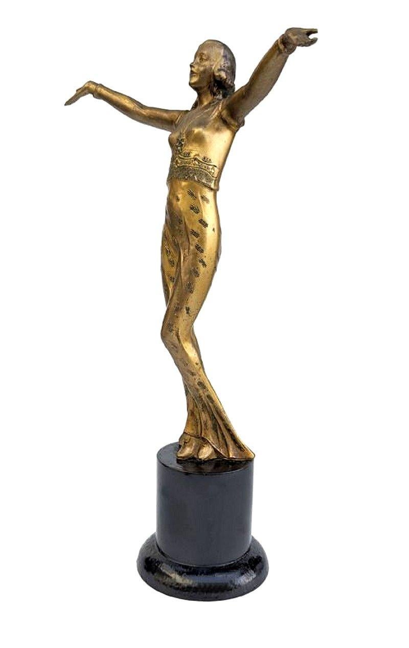 Te presentamos esta magnífica hembra de espelta Art Déco diseñada por Lorenzl. Está hecha de escayola y se alza sobre un zócalo de madera ebonizada. Su altura total es de ¡36 cm! Es impresionante desde todos los ángulos y tipifica todo lo