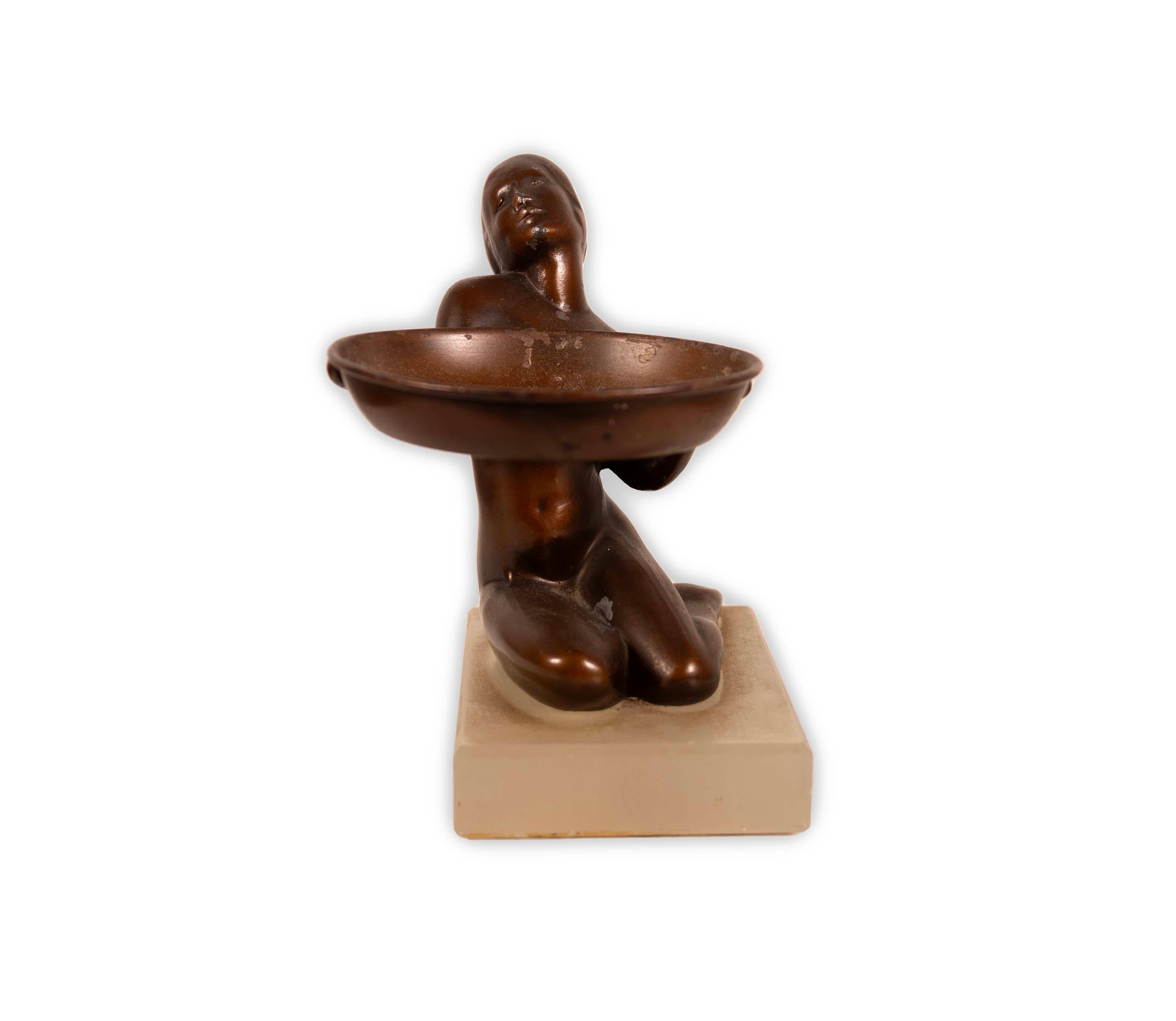 Elegante Bronzeskulptur im Art-déco-Stil, die einen klassischen weiblichen Akt darstellt, der eine kleine Schale hält. CIRCA 1930er Jahre. Der Gegenstand kann als Seifenschale oder als Ablage für kleine Gegenstände wie Schmuck verwendet werden. Ein