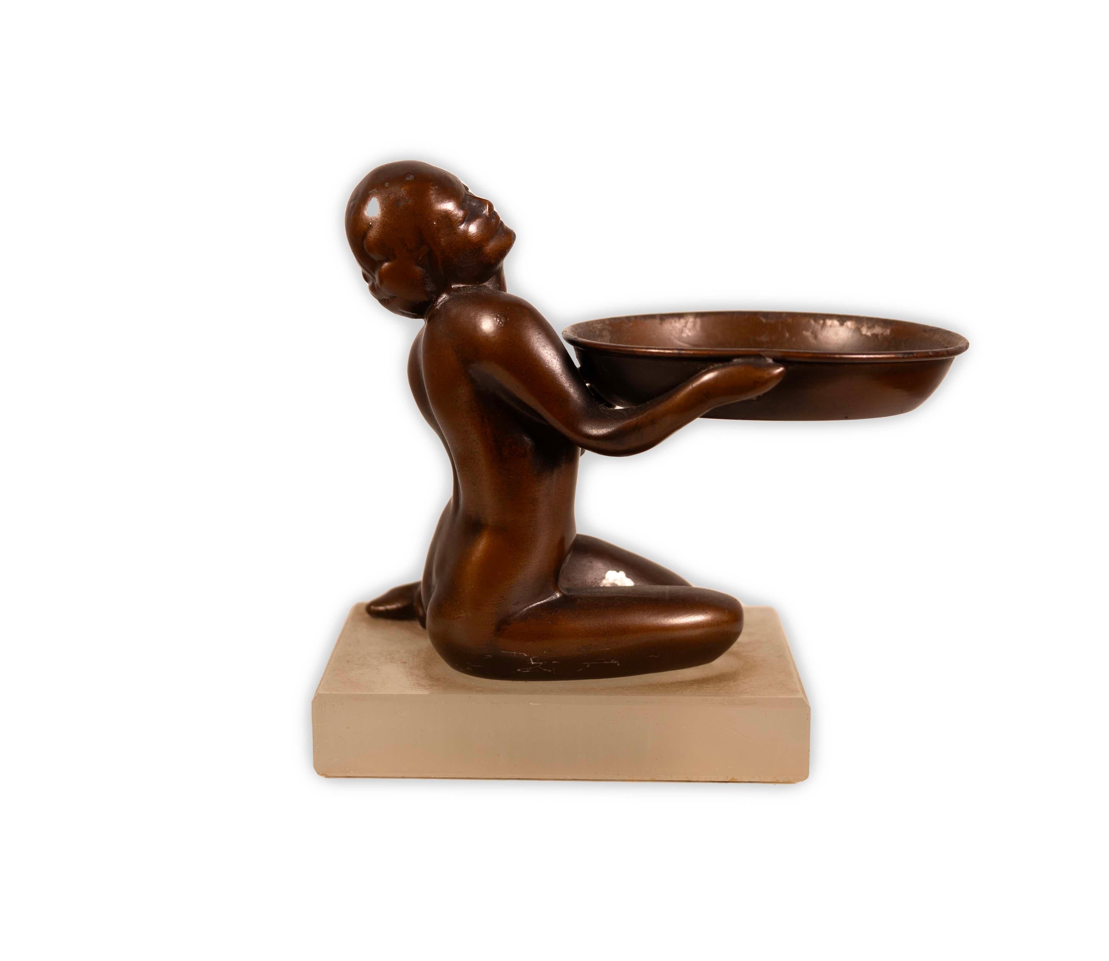 Art Deco weiblicher Akt Bronzeskulptur Seifenschale oder Trinket-Tablett auf Lucite-Sockel, Art déco (Unbekannt) im Angebot
