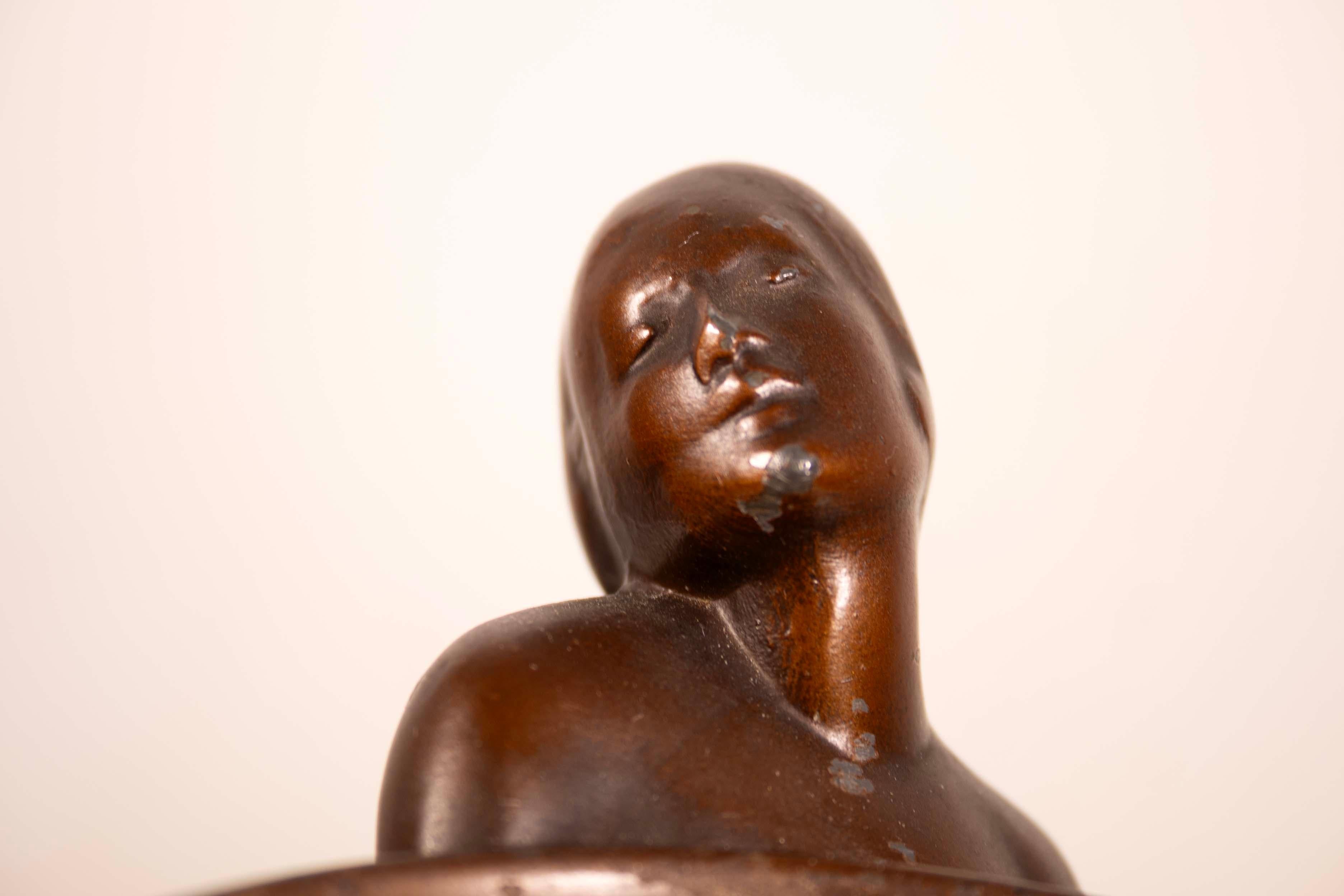 Art Deco weiblicher Akt Bronzeskulptur Seifenschale oder Trinket-Tablett auf Lucite-Sockel, Art déco (Mitte des 20. Jahrhunderts) im Angebot