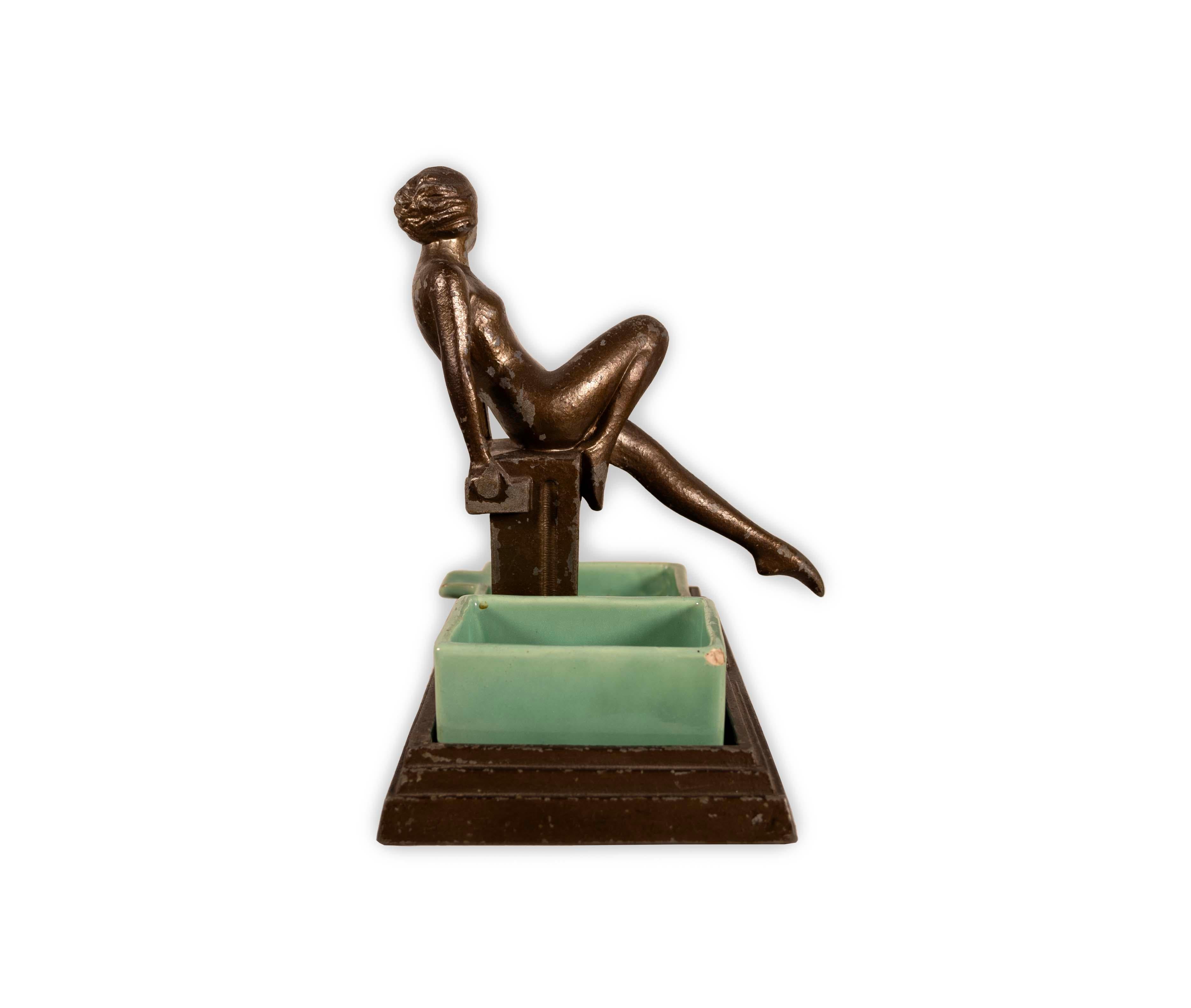 Clásica escultura Art Decó de metal que representa un desnudo femenino entre un par de cuencos de jadeíta, obra de Arthur von Frankenberg, 1929. Este objeto puede utilizarse como bandeja para guardar objetos pequeños, como joyas. Un artículo