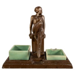 Escultura de metal Art Decó Figura femenina desnuda con cuencos de jadeíta A. Von Frankenberg