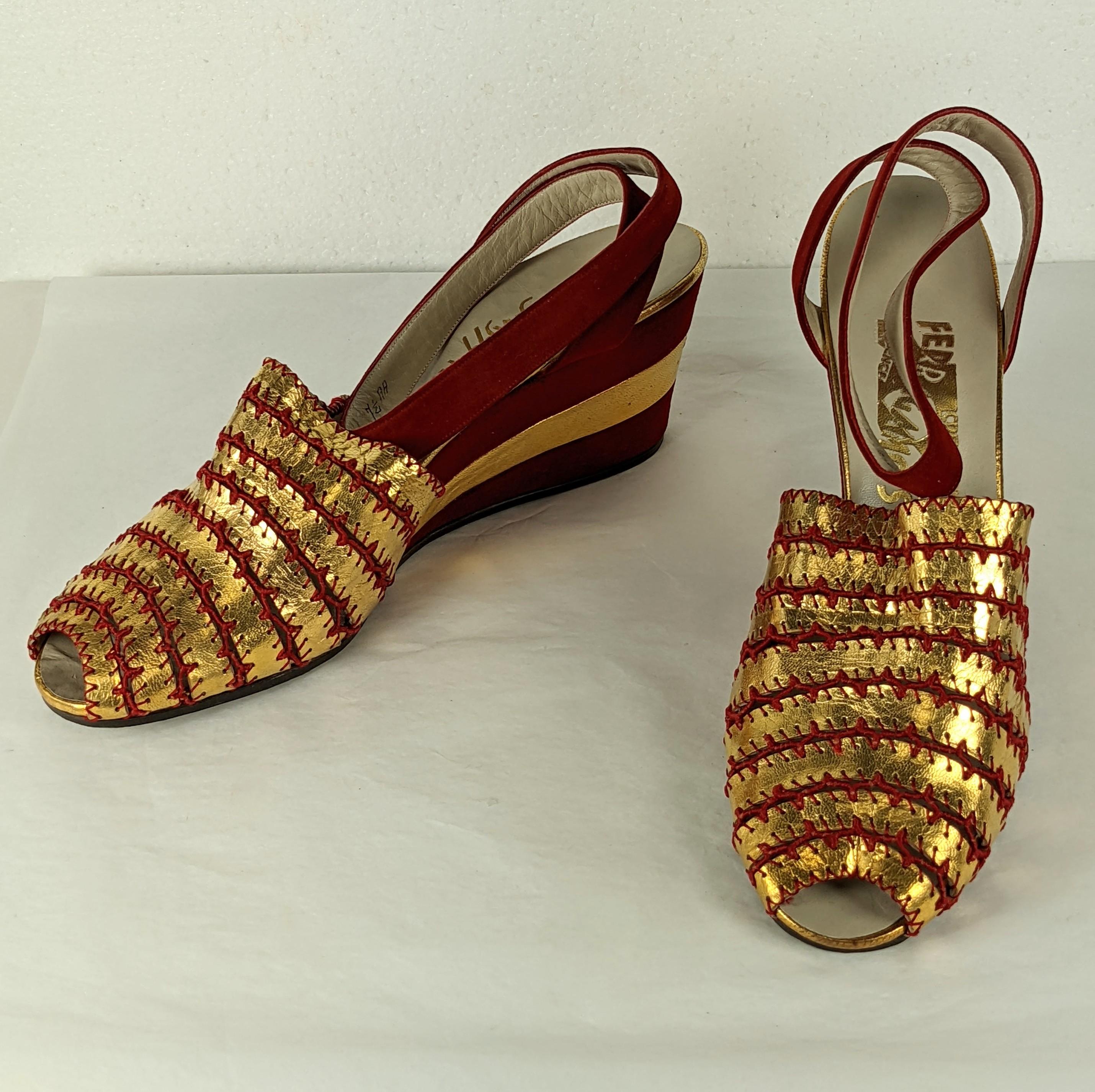 Art Deco Ferragamo Keilschuhe aus rotem Wildleder in Gold und Rot (Braun) im Angebot
