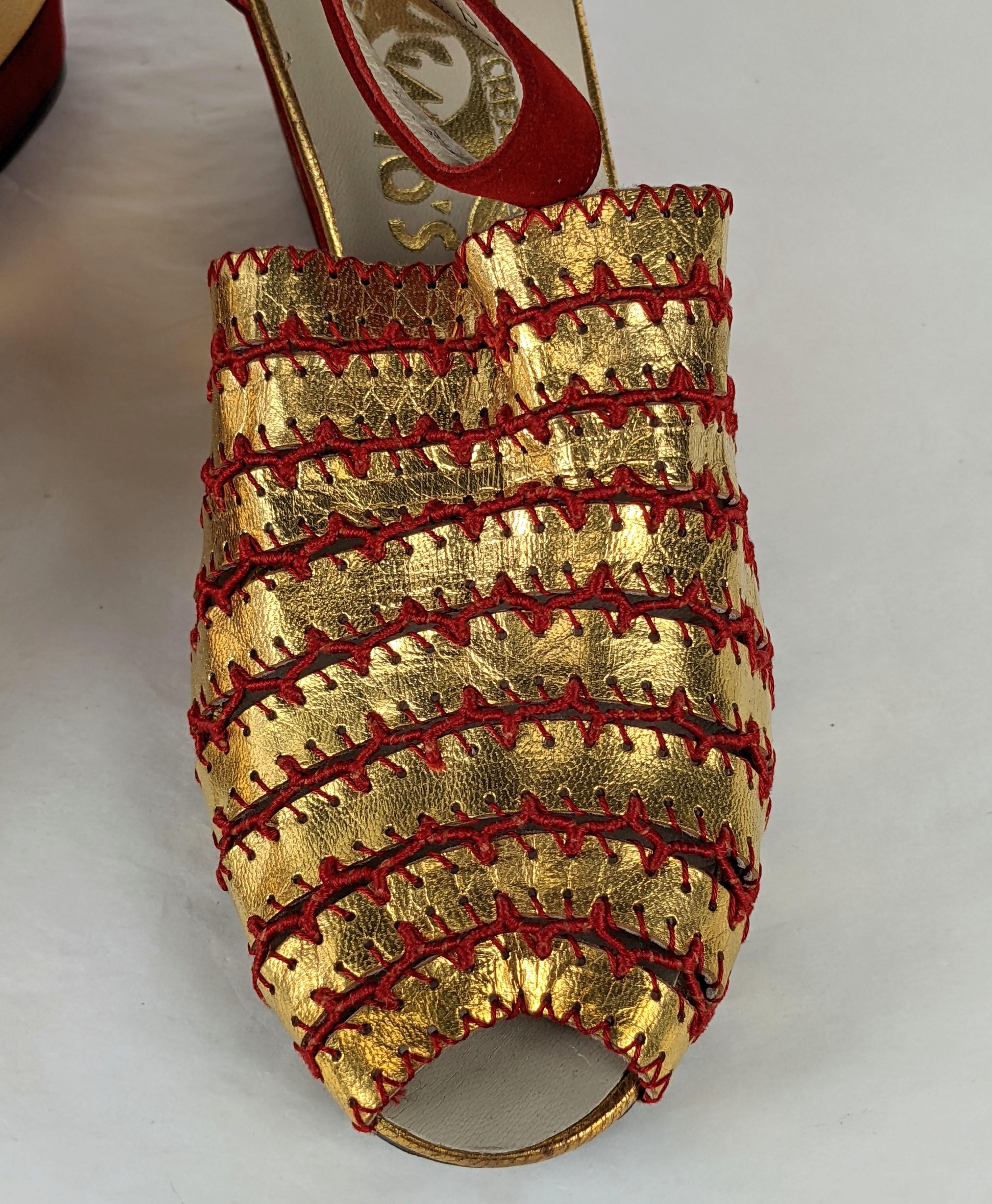 Art Deco Ferragamo Keilschuhe aus rotem Wildleder in Gold und Rot im Angebot 3