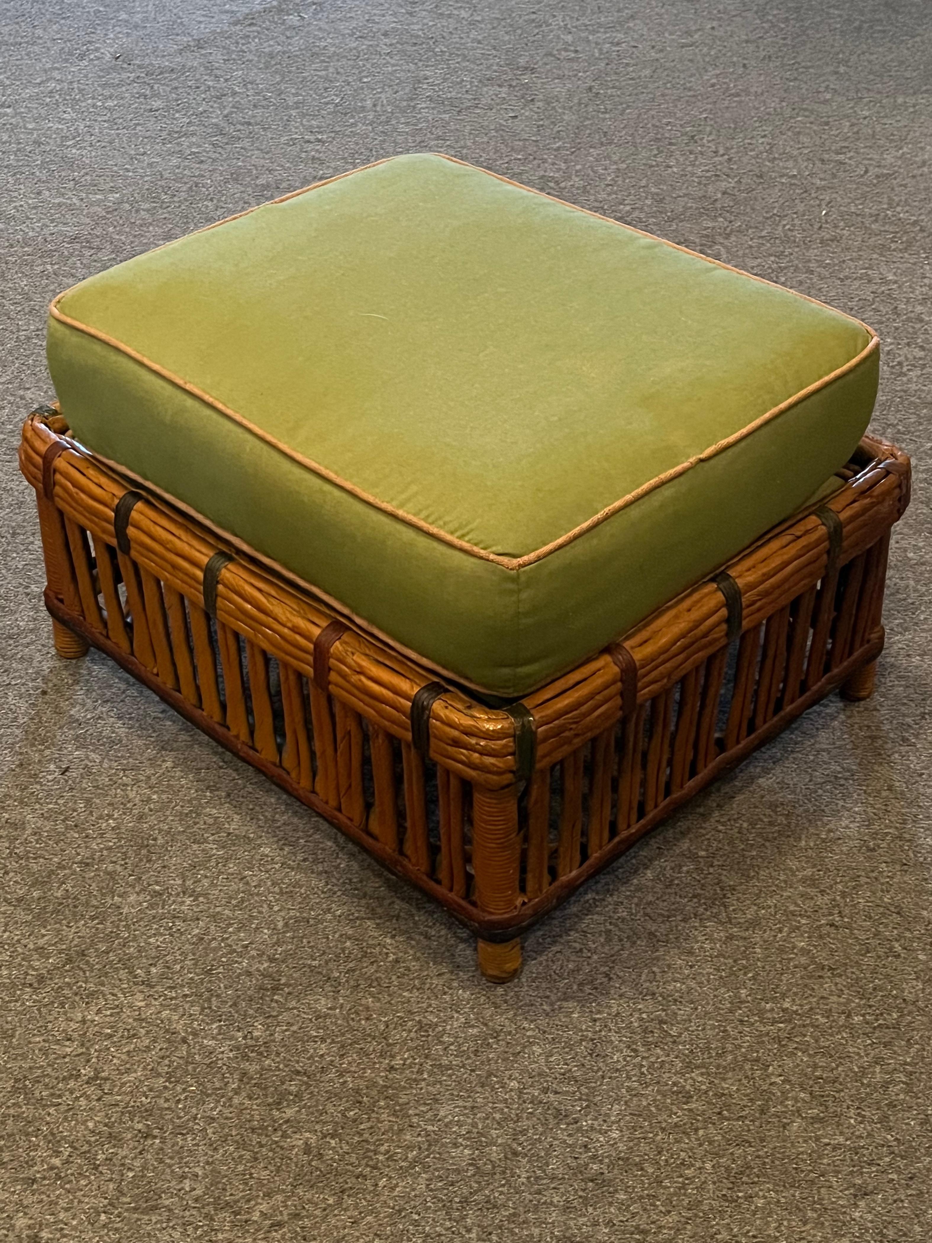 Ein Art-Deco-Hocker aus Rattan und Schilf. Amerikanisch, ca. 1920 in natürlicher Ausführung mit farbigen Zierleisten in einer großen praktischen Größe mit neuer Polsterung in Sunbrella-Stoff gepolstert. Möbel im Korb-/Rattan-Stil wurden zwischen