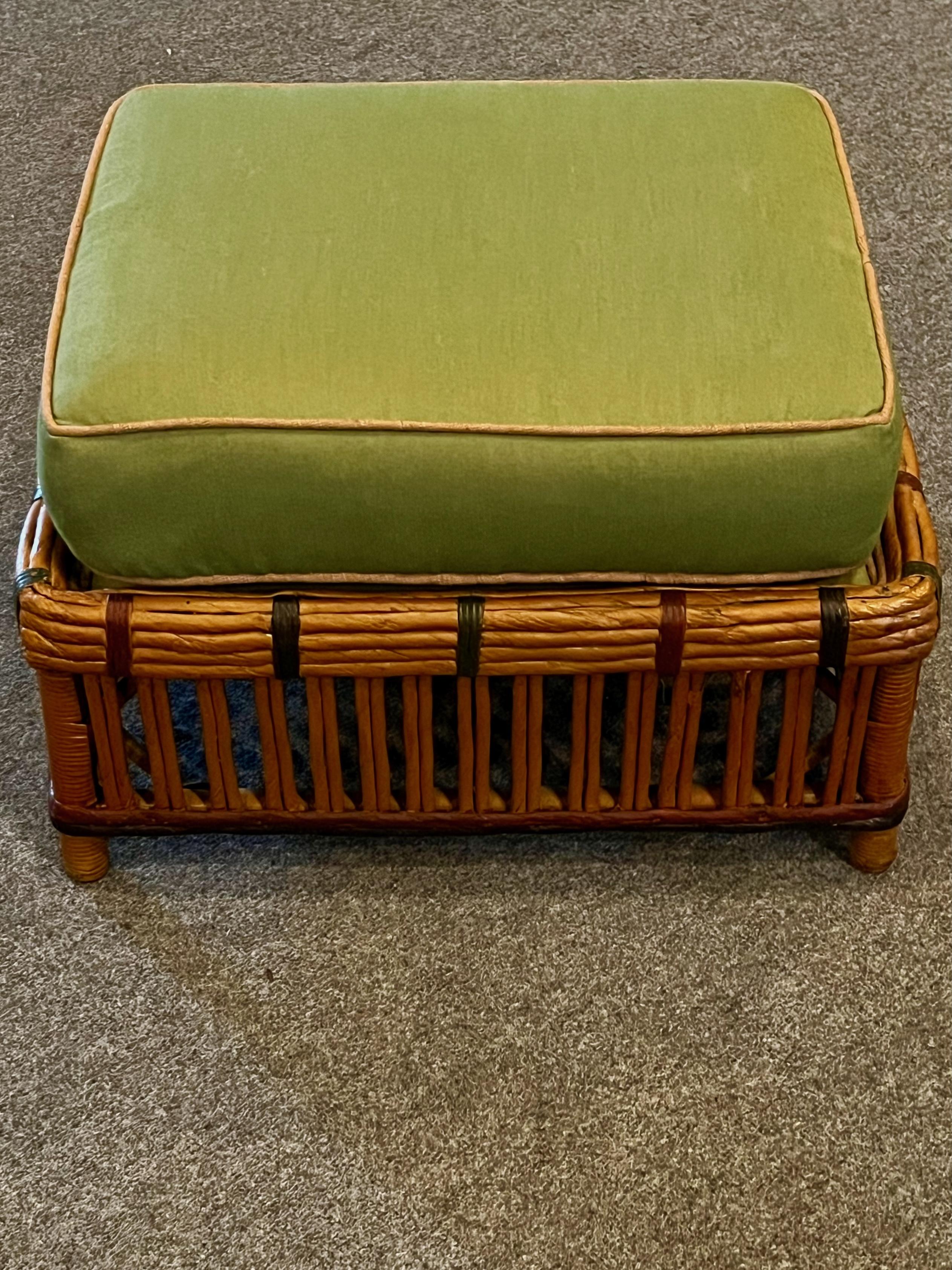 Art-Deco-Ottomane aus Schilfrohr in natürlicher Ausführung mit Sunbrella-Polsterkissen (Art déco) im Angebot
