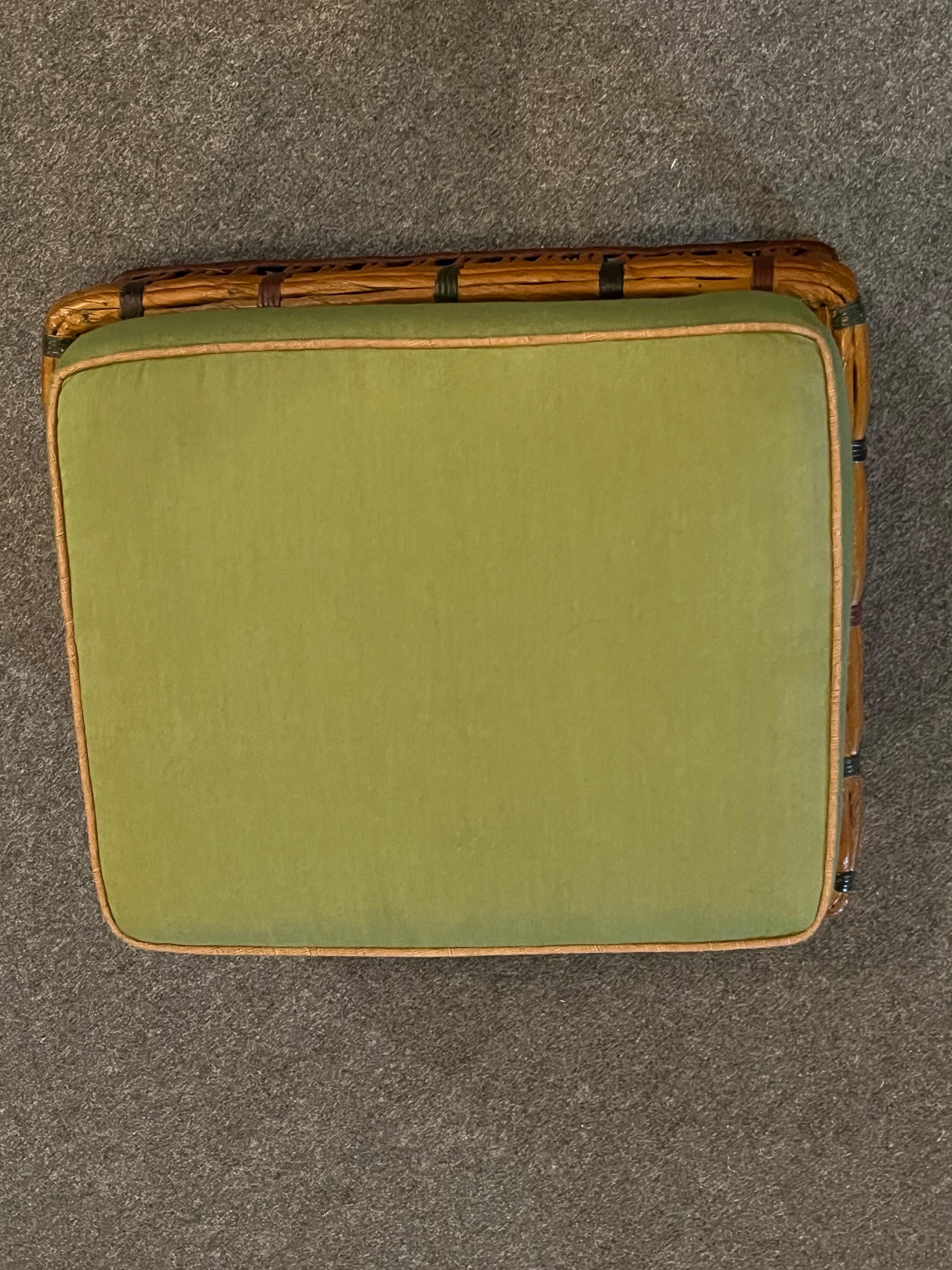 Art-Deco-Ottomane aus Schilfrohr in natürlicher Ausführung mit Sunbrella-Polsterkissen (Handgefertigt) im Angebot