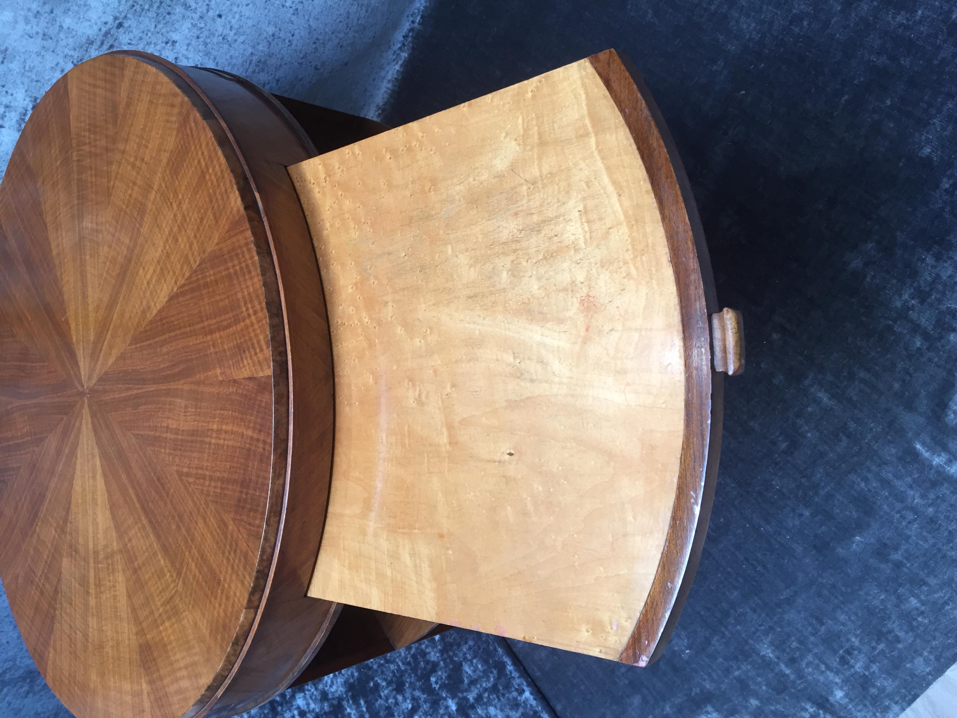 Art Deco Fiddleback Maple Round Side/Library/Coffee Table In Good Condition For Sale In Lee on the Solent, Hampshire