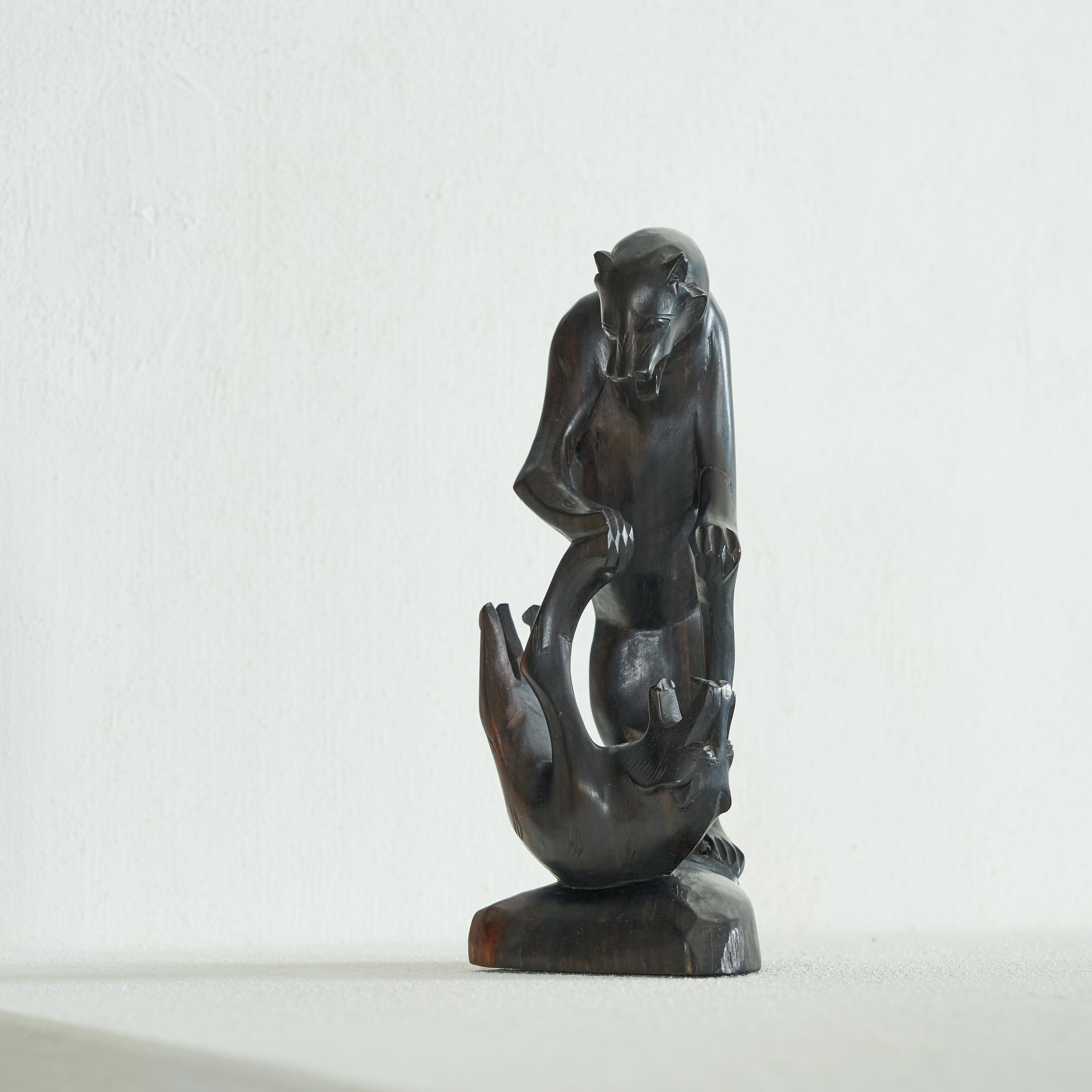 Art-Deco-Skulptur der kämpfenden Panther aus Holz. Erste Hälfte des 20. Jahrhunderts.

Wunderschön geschnitztes Art-Deco-Kunstwerk, das zwei kämpfende Panther darstellt. Hergestellt aus schönem dunklem Holz.

Dynamisch und lebensecht in Form und