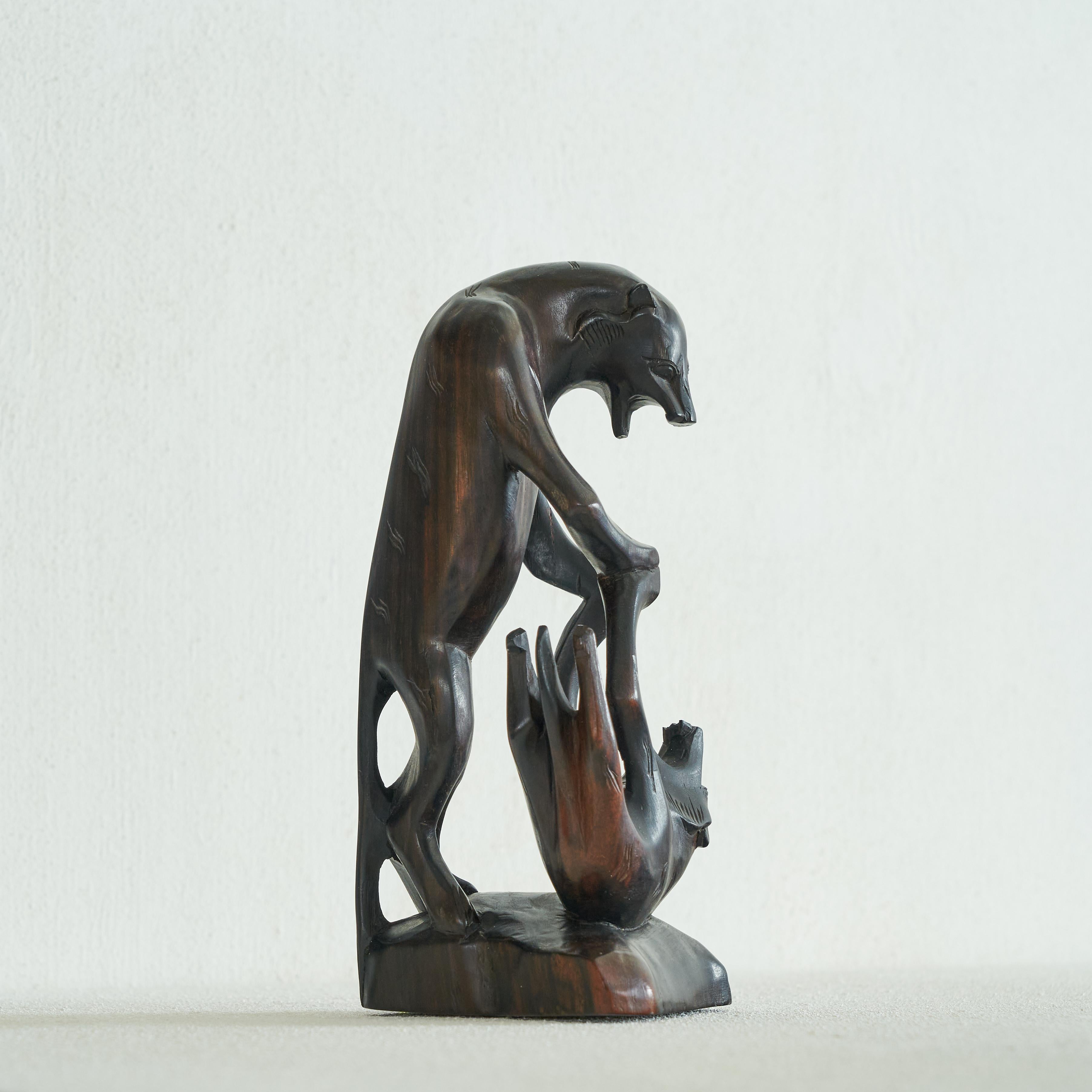 Inconnu Sculpture de panthères combattant en bois Art Déco en vente