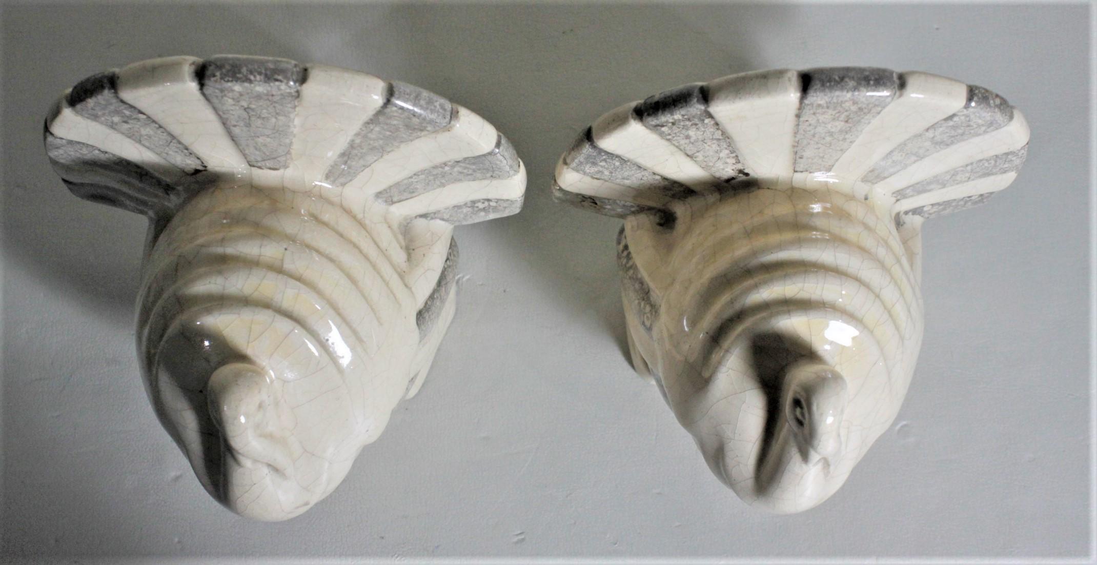 Art Deco Figural Keramik Türkei Buchstützen in Taupe und Anthrazitgraue Lüsterglasur (20. Jahrhundert) im Angebot