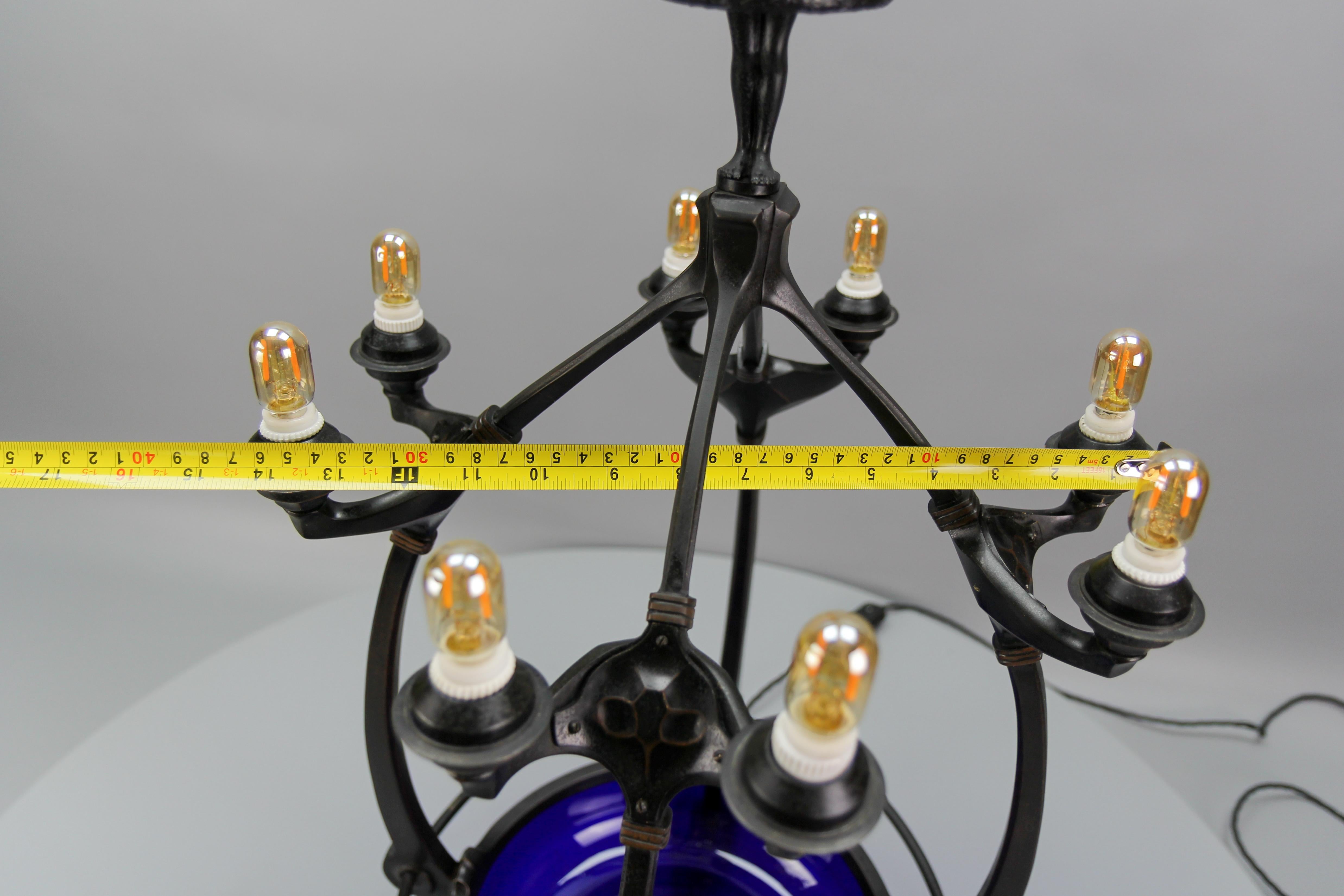 Lámpara de mesa Art Déco figurada de ocho luces con cristal iridiscente azul, años 30 en venta 8