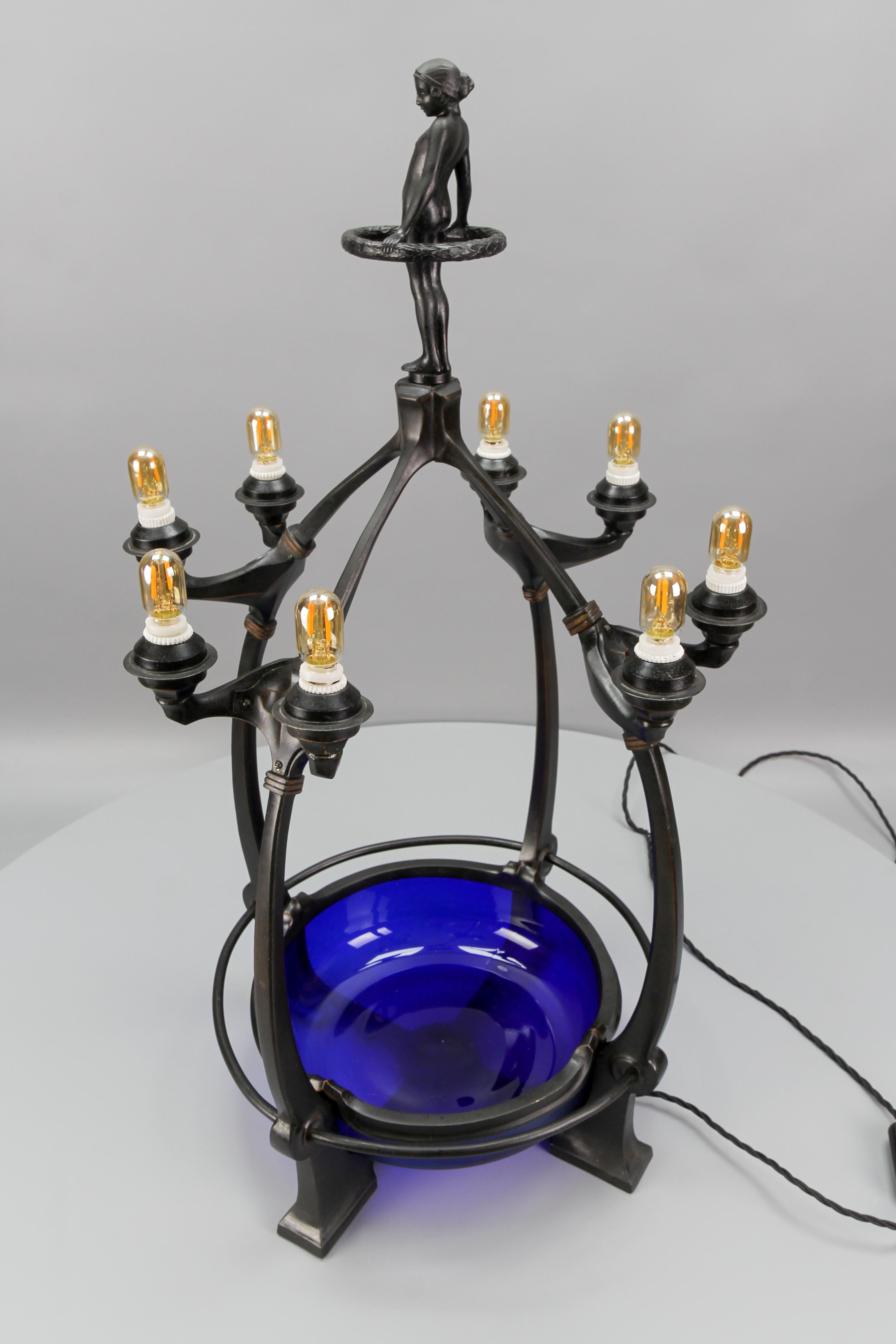 Figurale achtflammige Art-Déco-Tischlampe mit blauem schillerndem Glas im Art déco-Stil, 1930er Jahre im Angebot 10