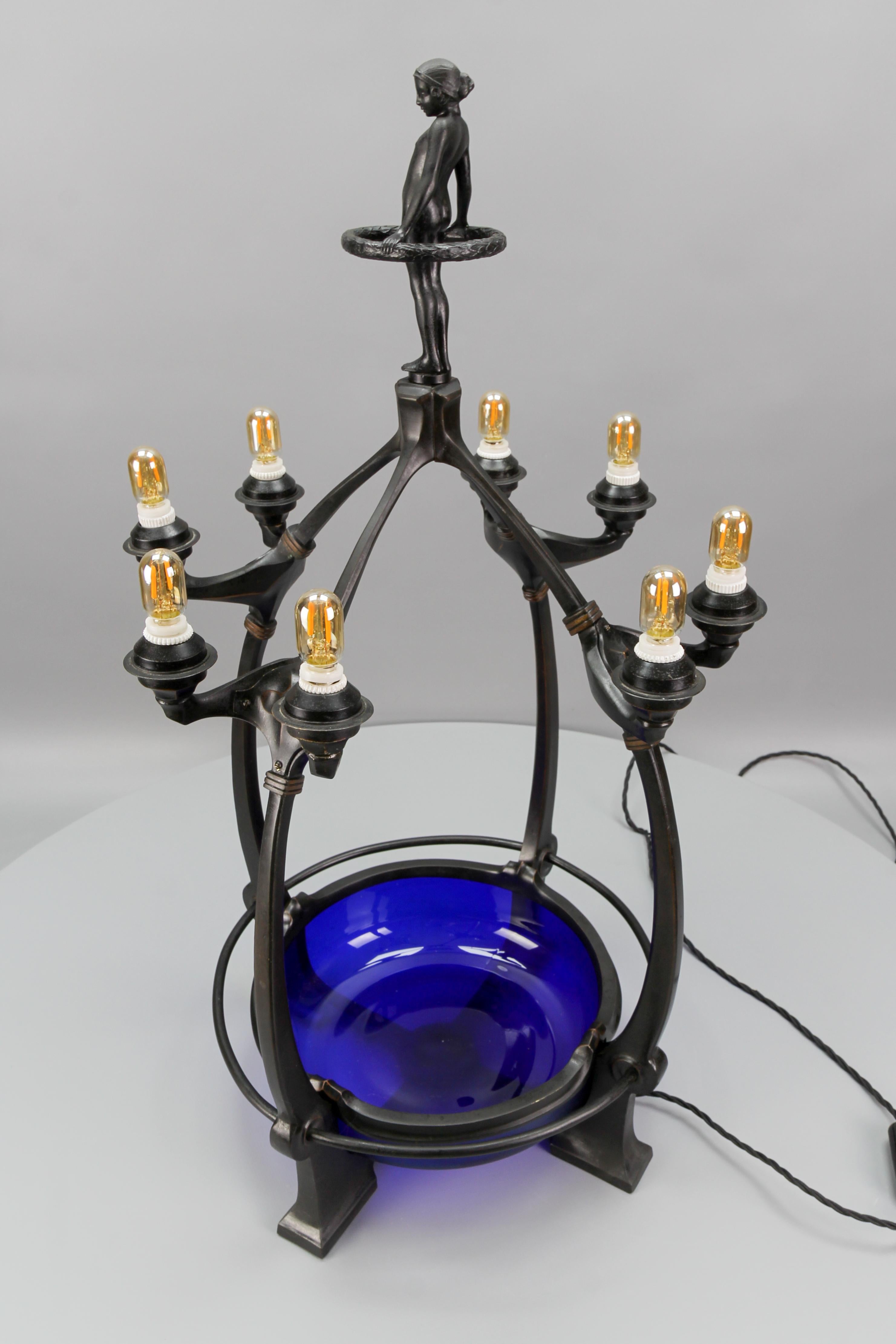 Lámpara de mesa Art Déco figurada de ocho luces con cristal iridiscente azul, años 30 en venta 9