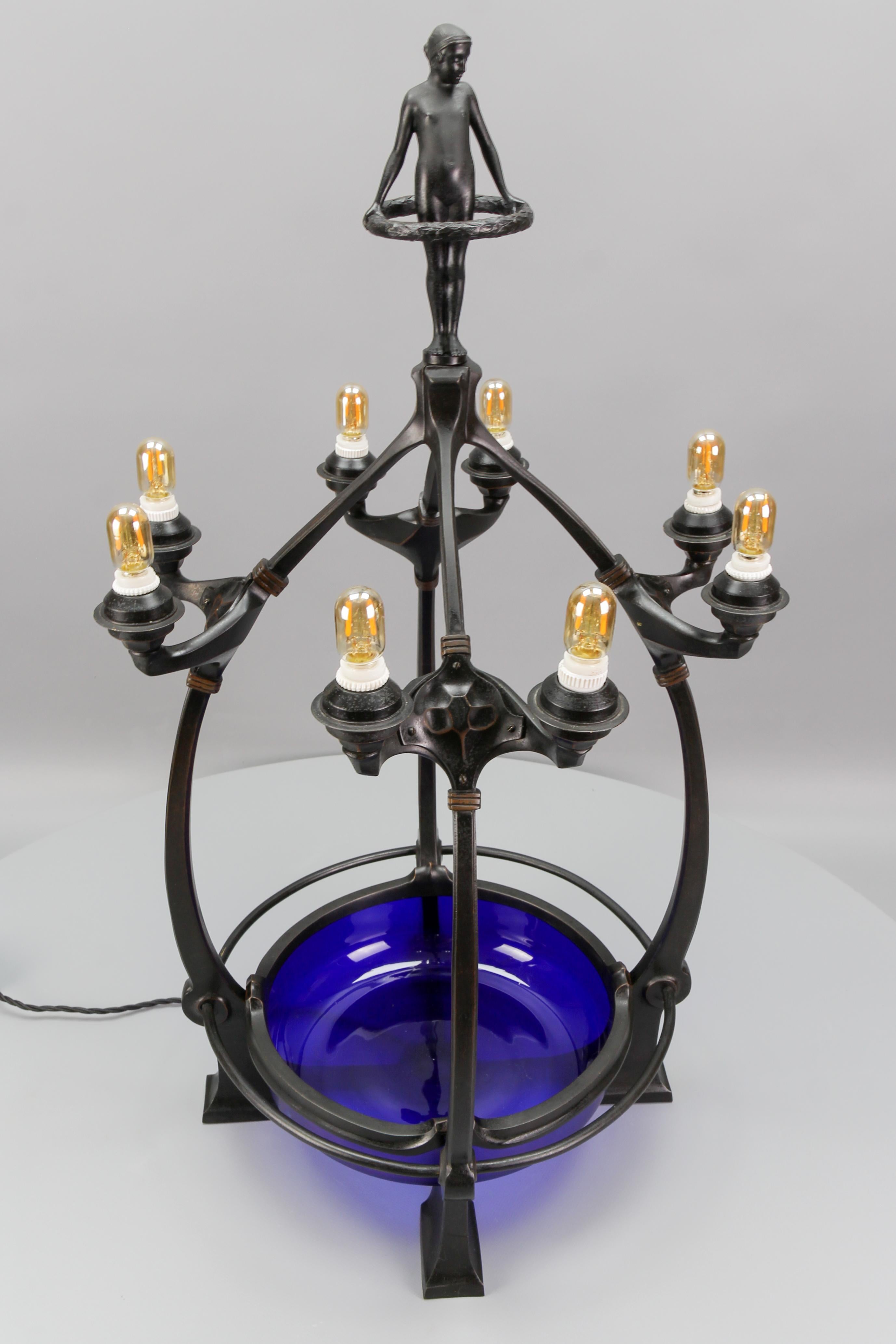 Figurale achtflammige Art-Déco-Tischlampe mit blauem schillerndem Glas im Art déco-Stil, 1930er Jahre (Deutsch) im Angebot