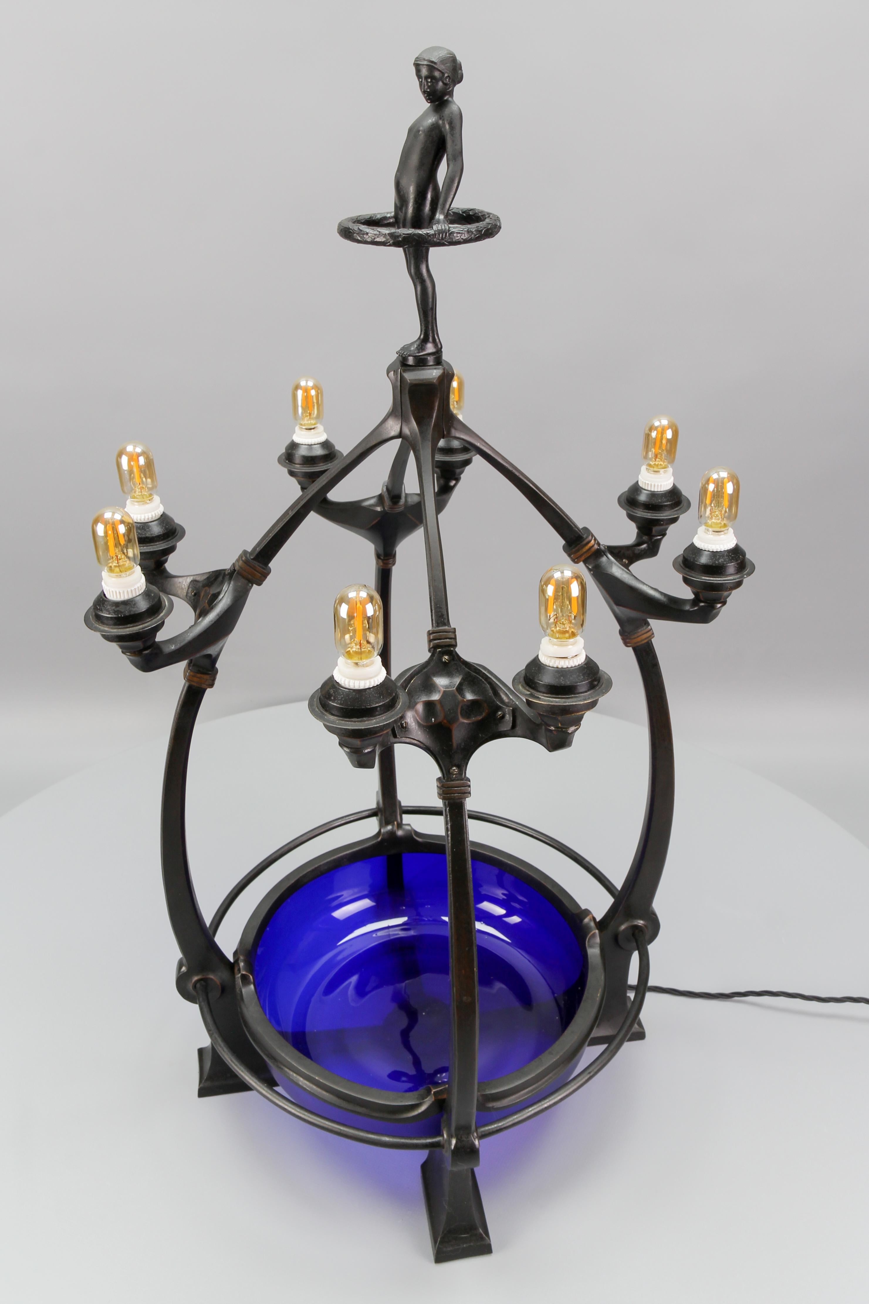 Figurale achtflammige Art-Déco-Tischlampe mit blauem schillerndem Glas im Art déco-Stil, 1930er Jahre im Zustand „Gut“ im Angebot in Barntrup, DE