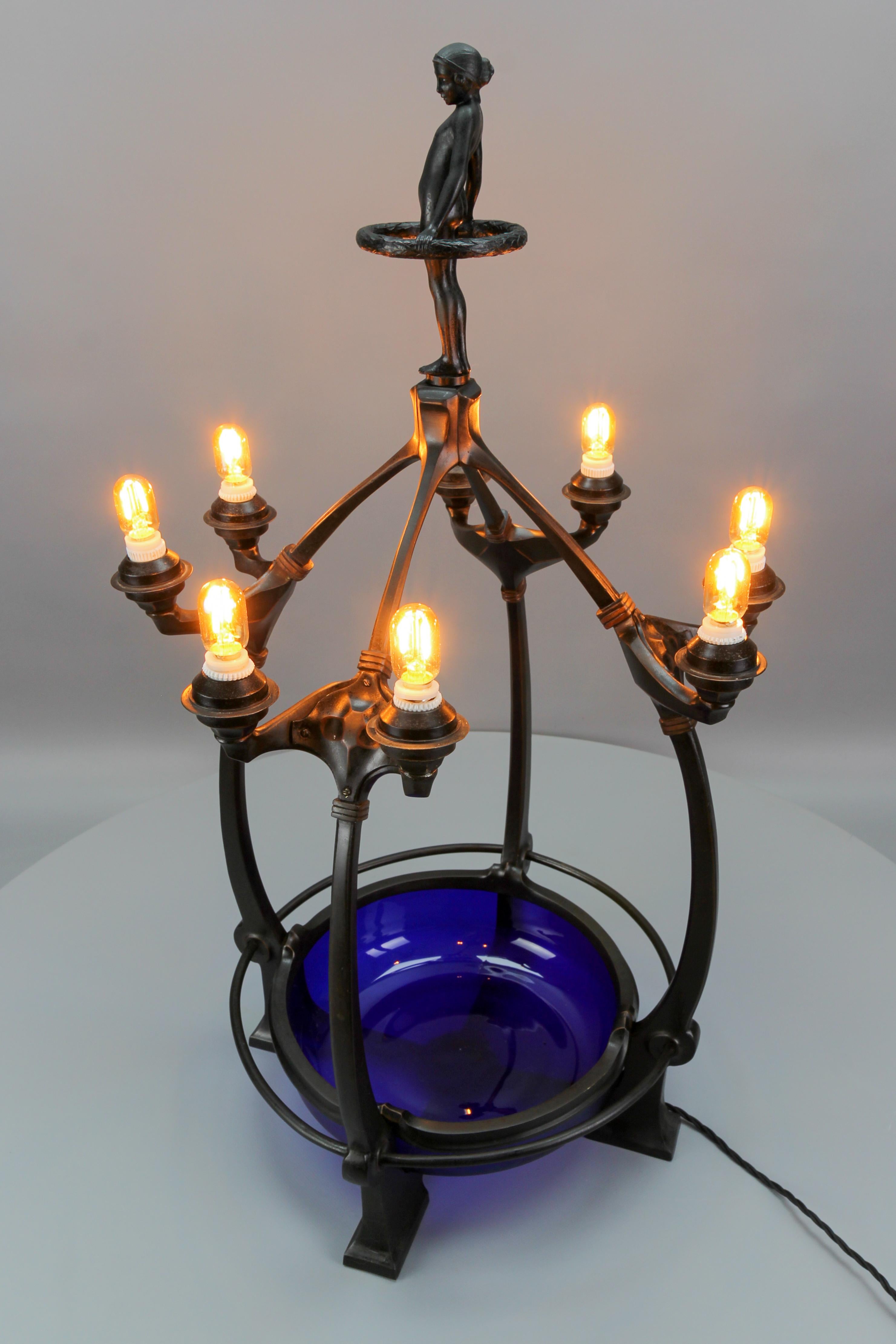 Figurale achtflammige Art-Déco-Tischlampe mit blauem schillerndem Glas im Art déco-Stil, 1930er Jahre (Mitte des 20. Jahrhunderts) im Angebot