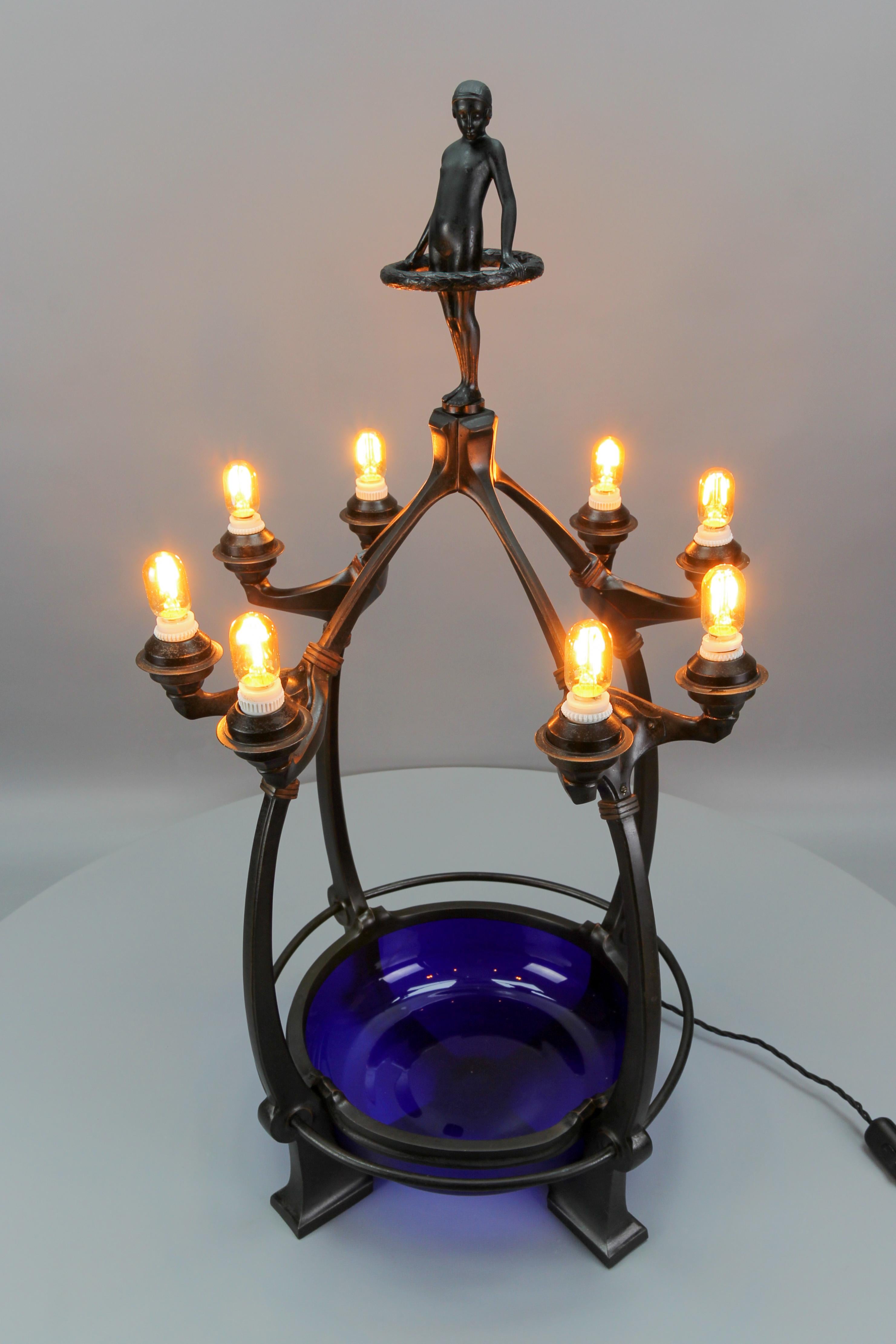 Figurale achtflammige Art-Déco-Tischlampe mit blauem schillerndem Glas im Art déco-Stil, 1930er Jahre (Messing) im Angebot