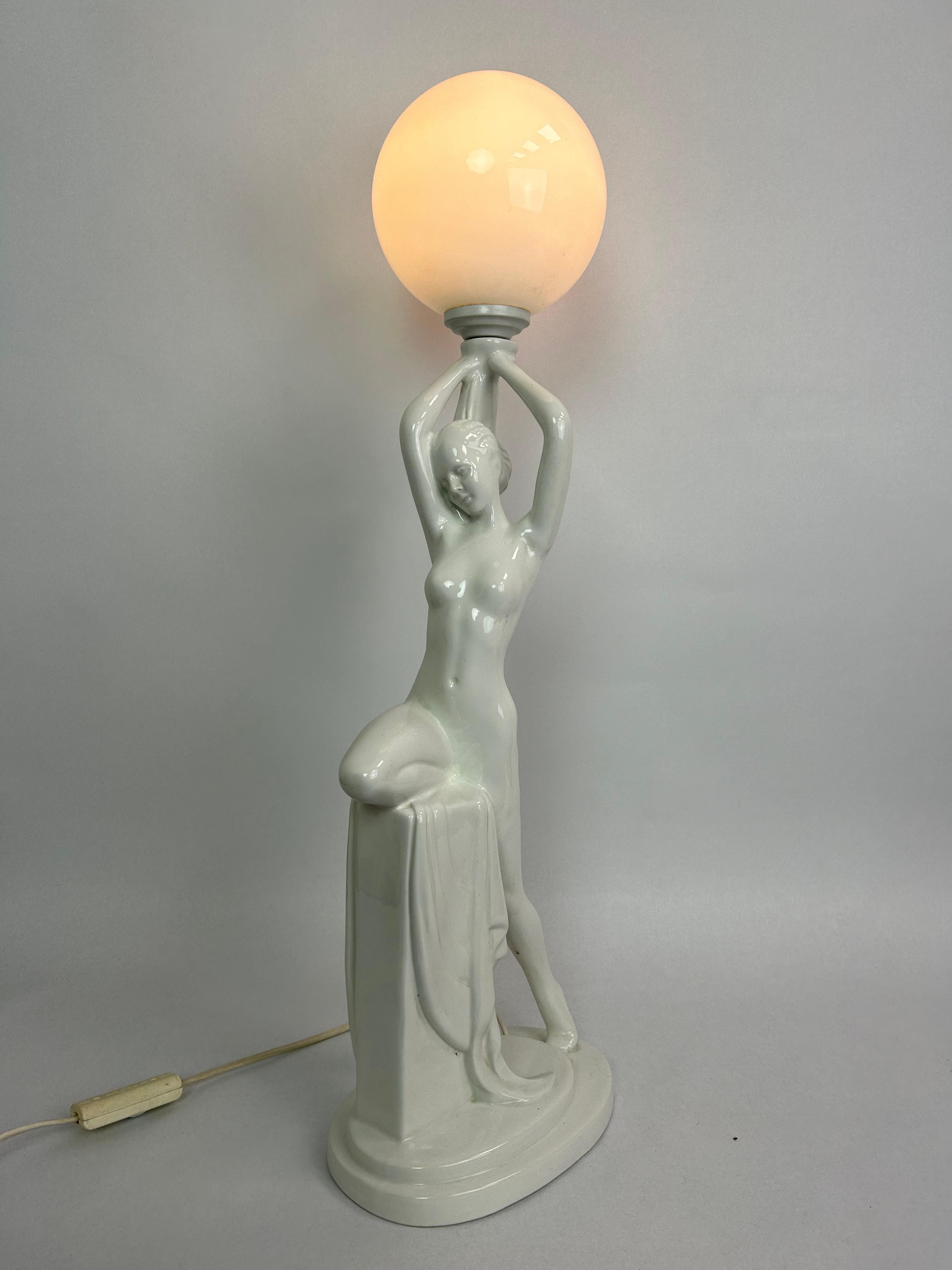 Art deco figural lamp  For Sale 4