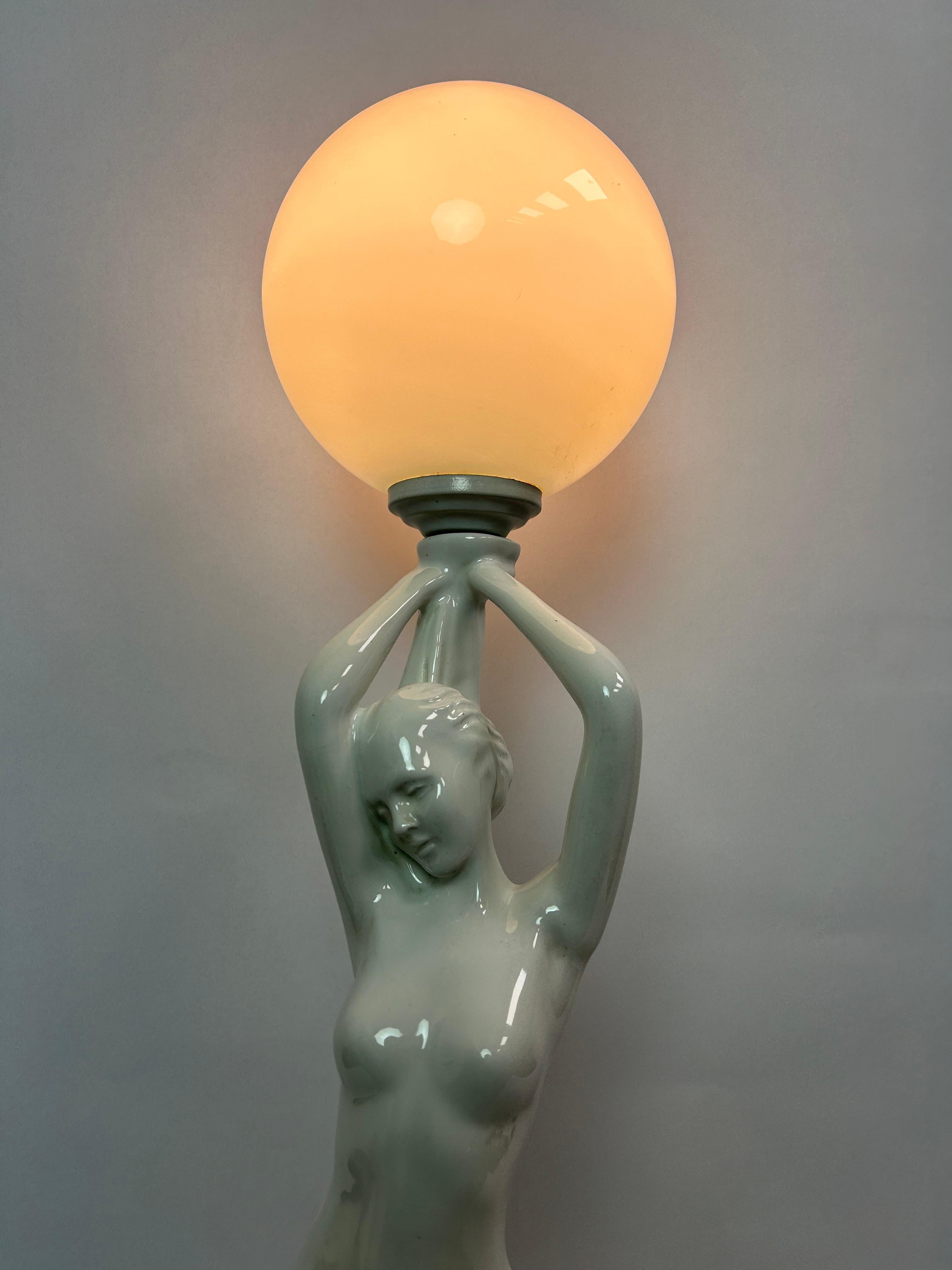 Art deco figural lamp  For Sale 5