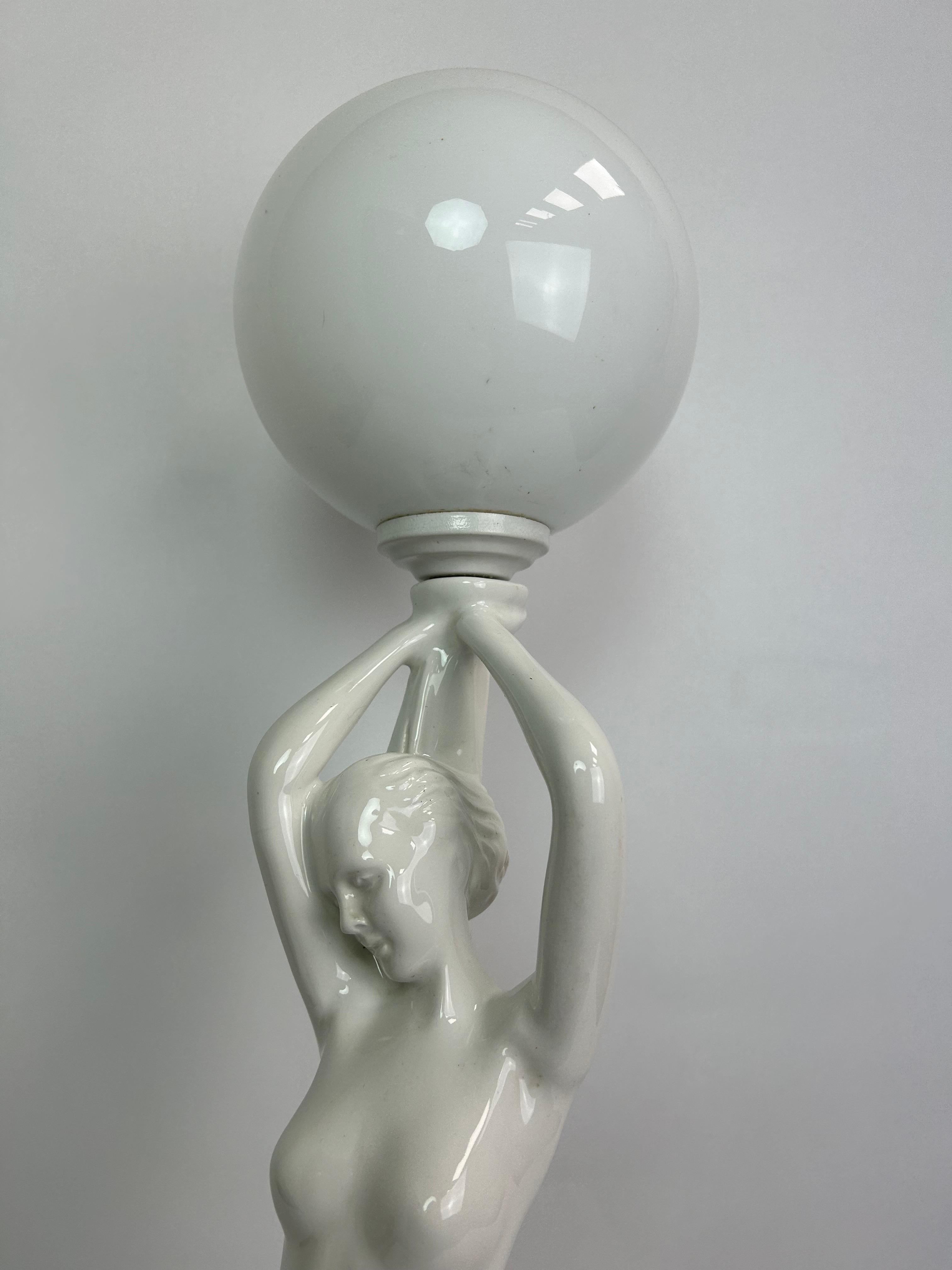 Art deco figural lamp  In Good Condition For Sale In Banská Štiavnica, SK