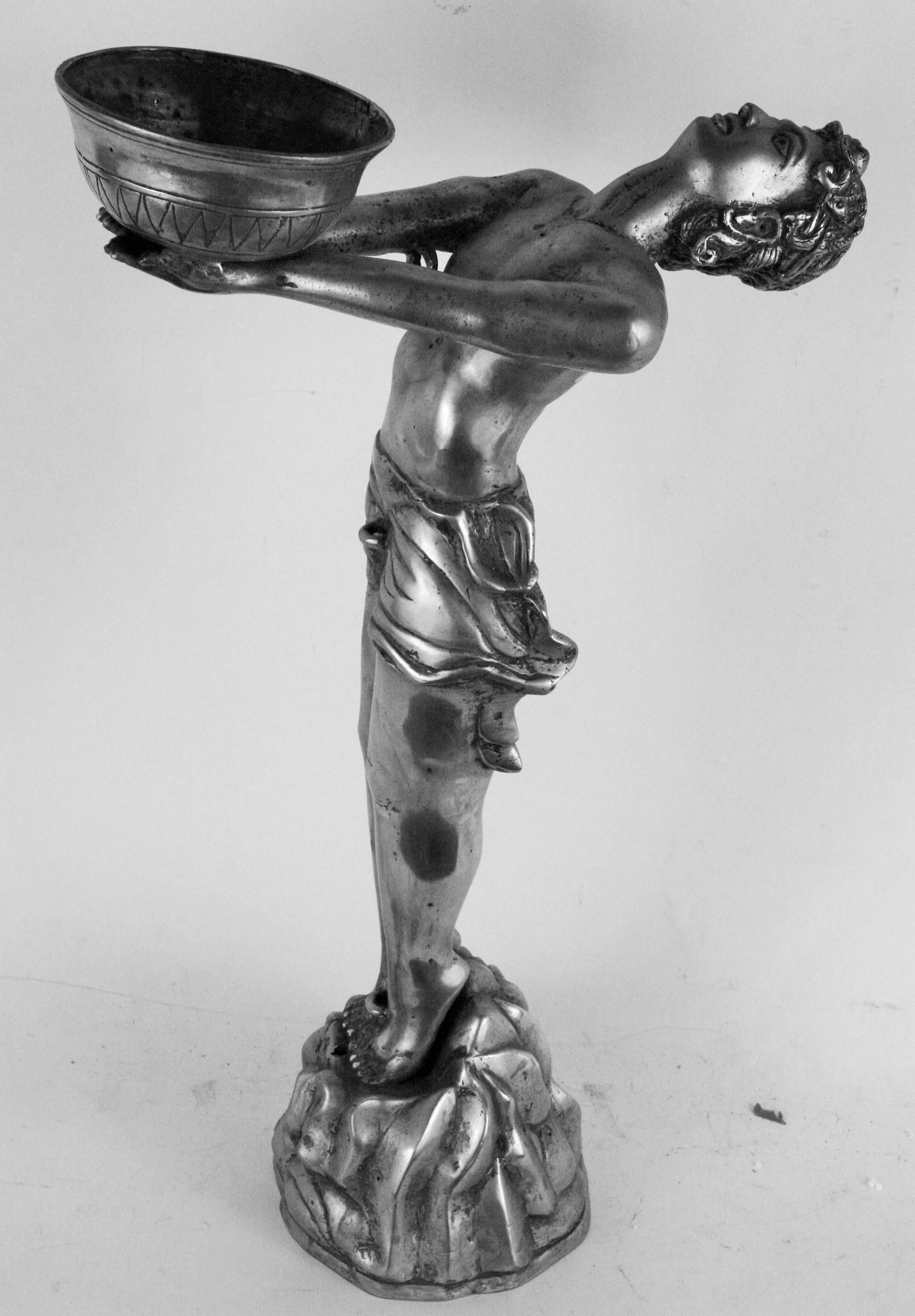1-4136 Vieille sculpture figurative en laiton argenté de style Art Déco tenant une soucoupe sans marque de fabricant.
